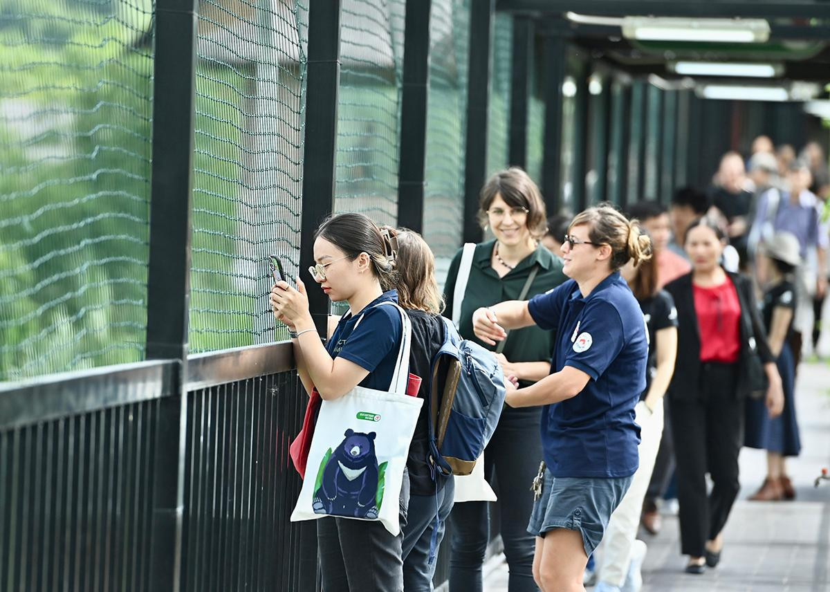 Khách trong nước và quốc tế tham quan Cơ sở bảo tồn gấu Ninh Bình.