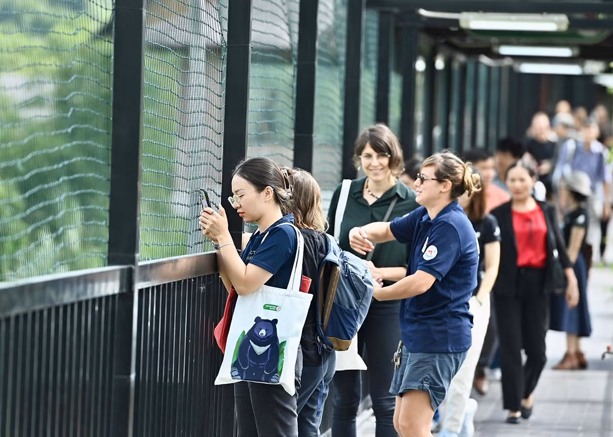 Khách trong nước và quốc tế tham quan Cơ sở bảo tồn gấu Ninh Bình.