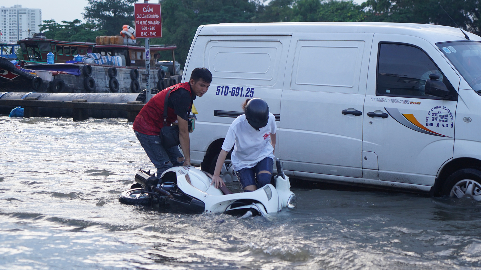 16 giờ chiều ,nước triều cường đạt đỉnh gây ngập nửa bánh xe và kéo dài suốt khung giờ tan tầm khiến xe cộ đi lại khó khăn . Nhiều người dân bì bõm lội nước, dắt xe đi bộ về nhà do xe chết máy.