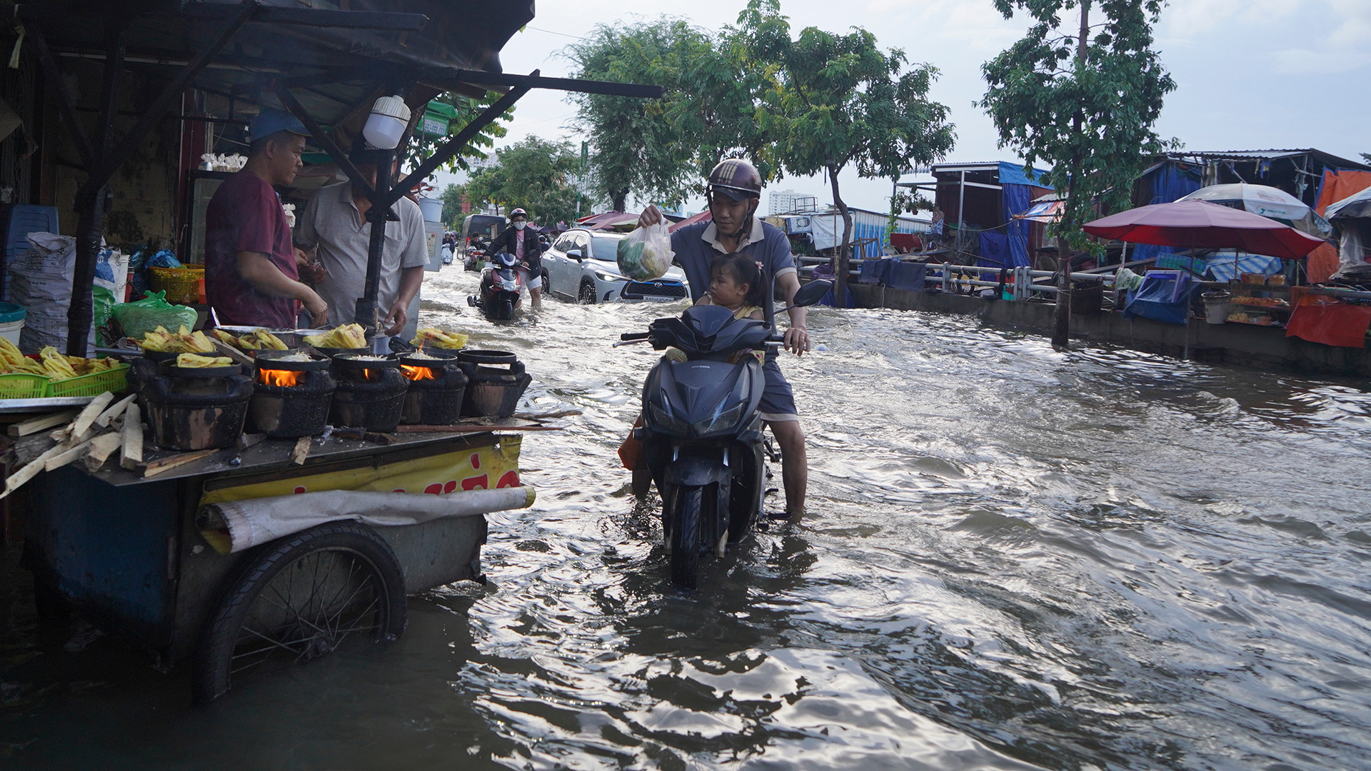 [Ảnh] Thành phố Hồ Chí Minh: Người dân chật vật với triều cường đạt đỉnh ảnh 6