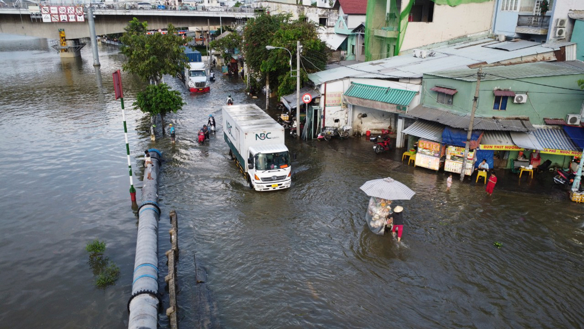 Triều cường dâng cao khiến nhiều tuyến đường ở quận 7 mênh mông nước từ chiều.