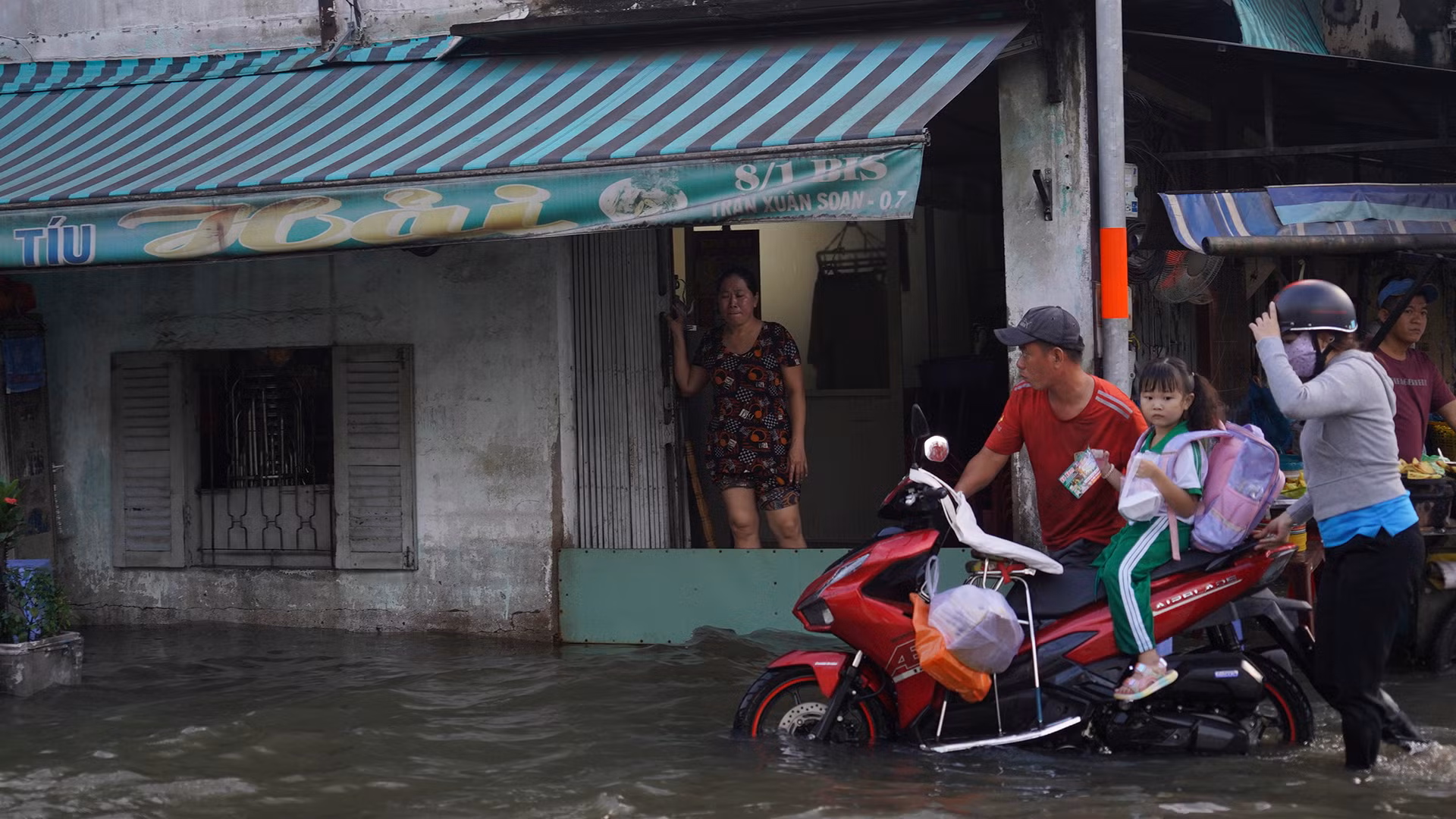 Xe chết máy hàng loạt sau giờ tan tầm.