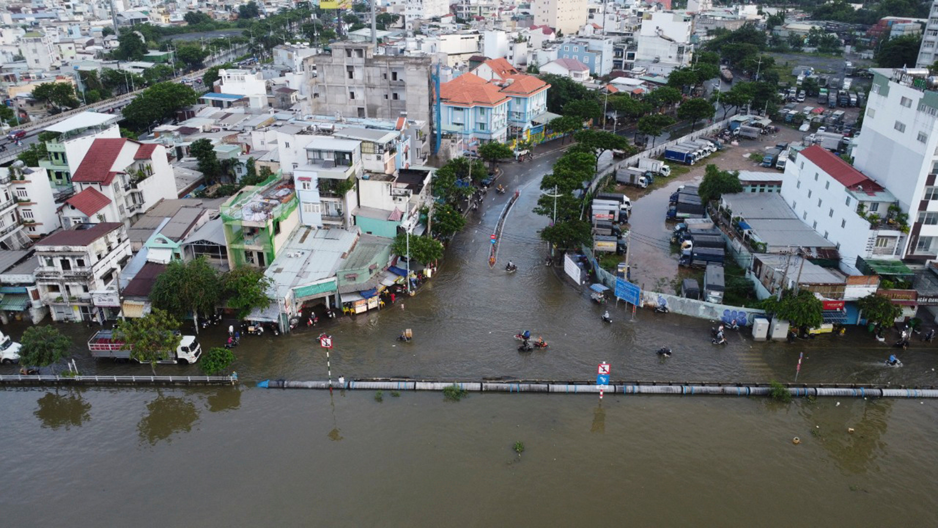 [Ảnh] Thành phố Hồ Chí Minh: Người dân chật vật với triều cường đạt đỉnh ảnh 7
