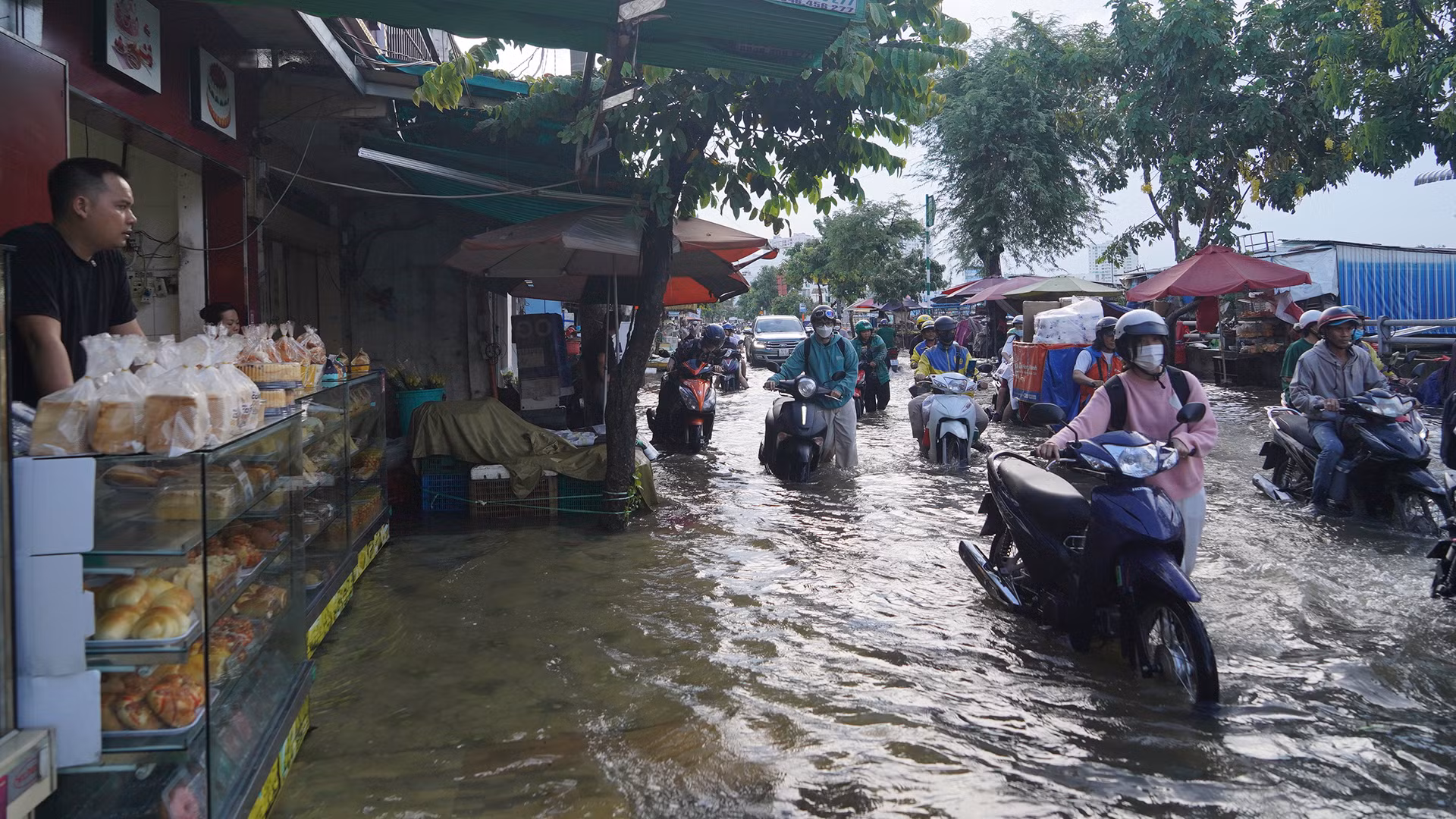 Người dân rất khó khăn di chuyển.