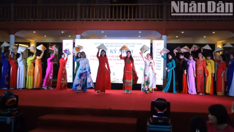 Các thành viên Câu lạc bộ Di sản áo dài Việt Nam tỉnh Đắk Lắk trình diễn áo dài tại lễ kỷ niệm một năm Ngày thành lập Câu lạc bộ.