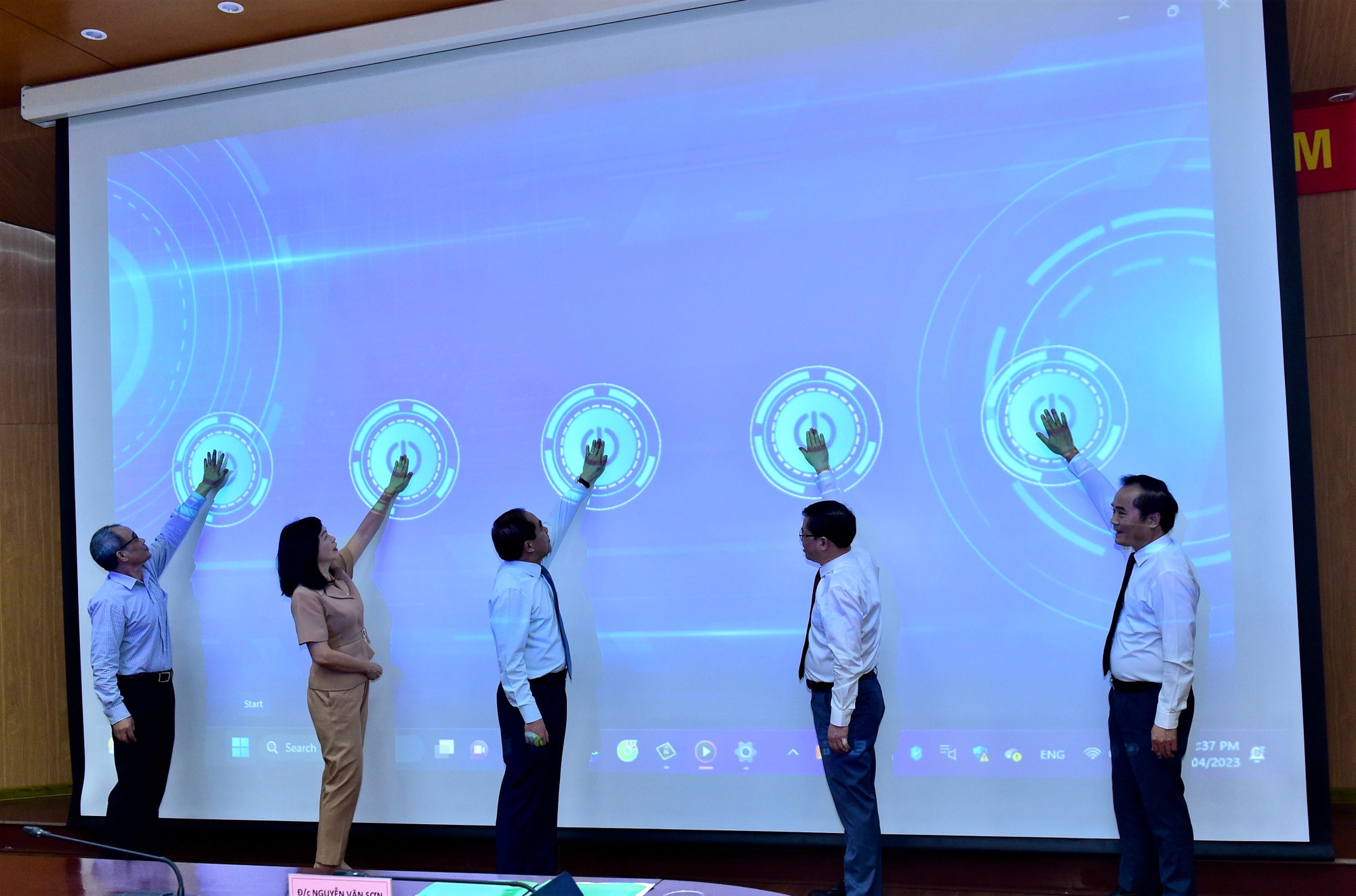 Lãnh đạo tỉnh Tuyên Quang bấm nút ra mắt ứng dụng Tuyên Quang ID.