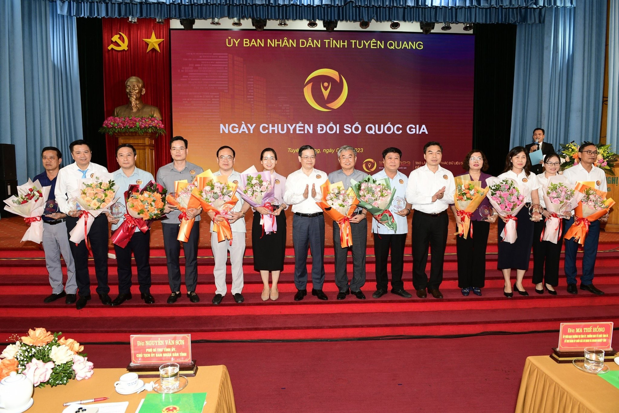 Biểu dương các tập thể nhân ngày Chuyển đổi số quốc gia năm 2023.