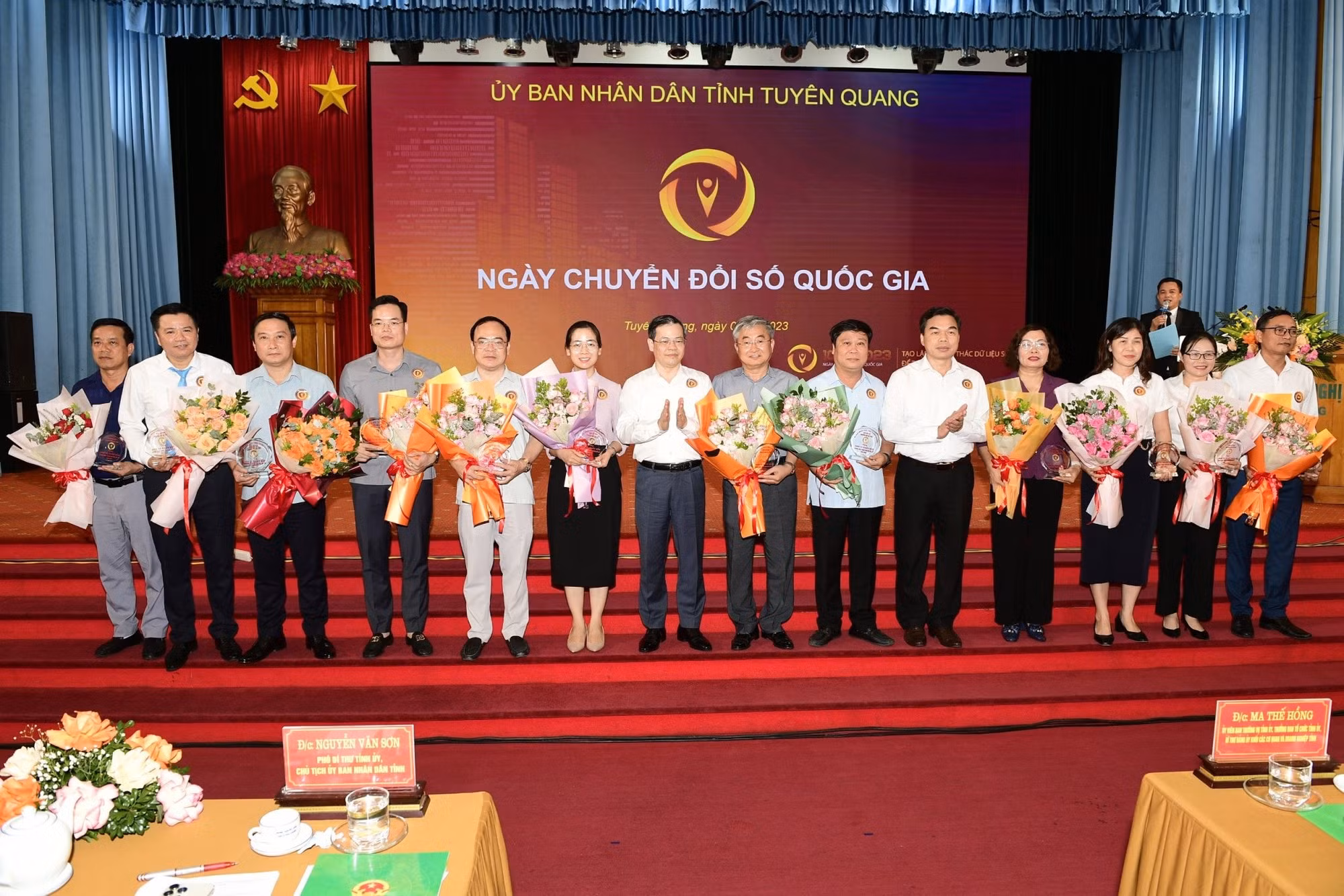 Biểu dương các tập thể nhân ngày Chuyển đổi số quốc gia năm 2023.