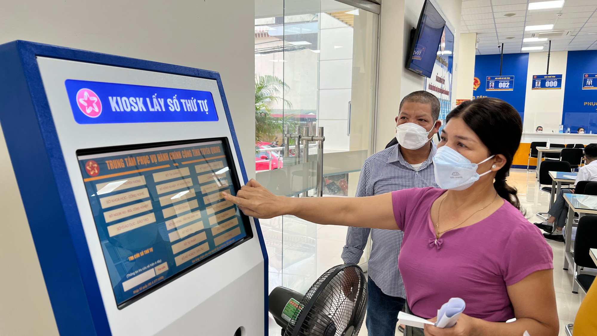 Sử dụng hệ thống cấp số điện tử tại Trung tâm hành chính công.