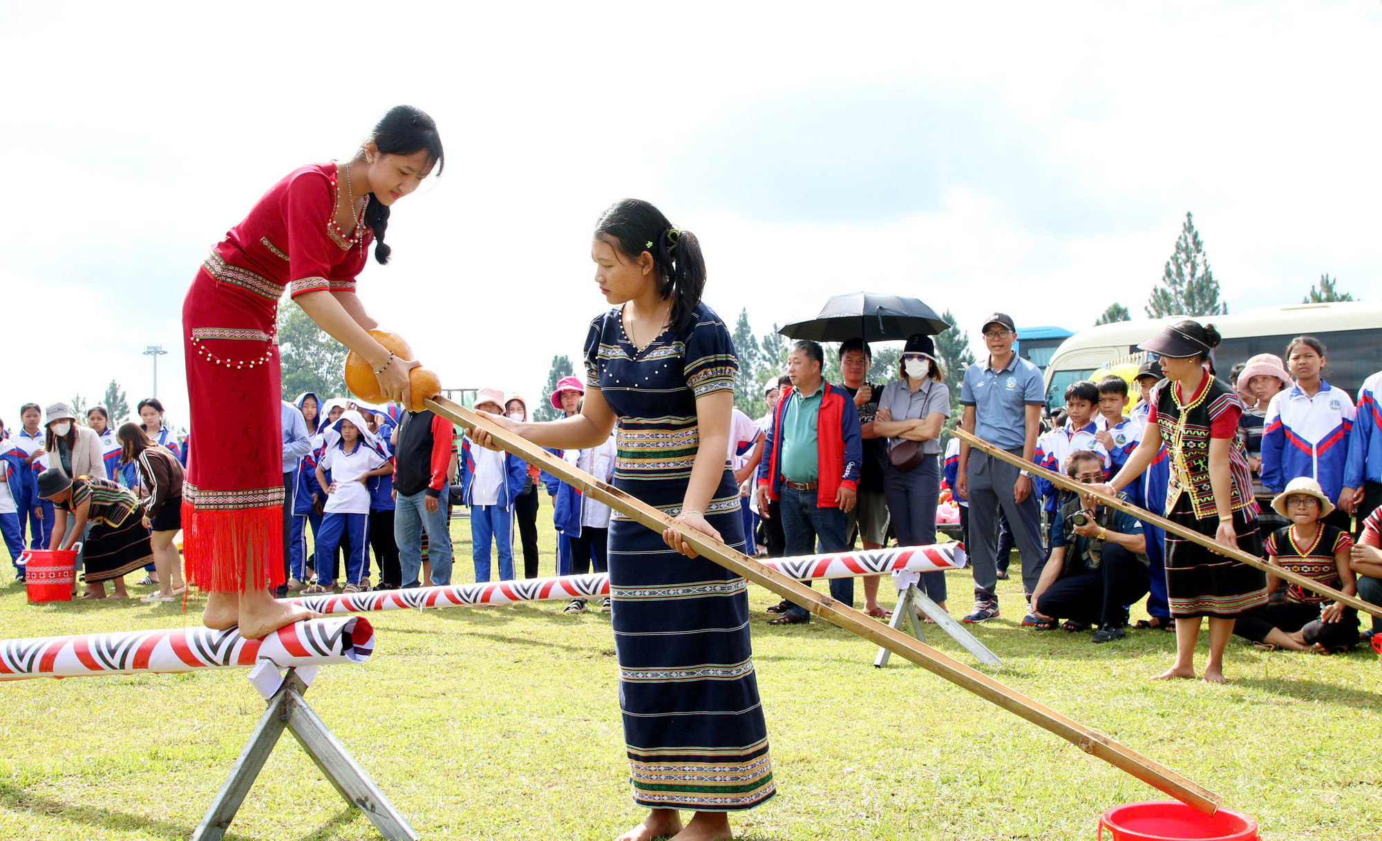 Đồng bào các dân tộc nam Tây Nguyên trong ngày hội văn hóa-thể thao do tỉnh Lâm Đồng tổ chức. Ảnh: VĂN BẢO Đồng bào các dân tộc nam Tây Nguyên trong ngày hội văn hóa-thể thao do tỉnh Lâm Đồng tổ chức. Ảnh: VĂN BẢO