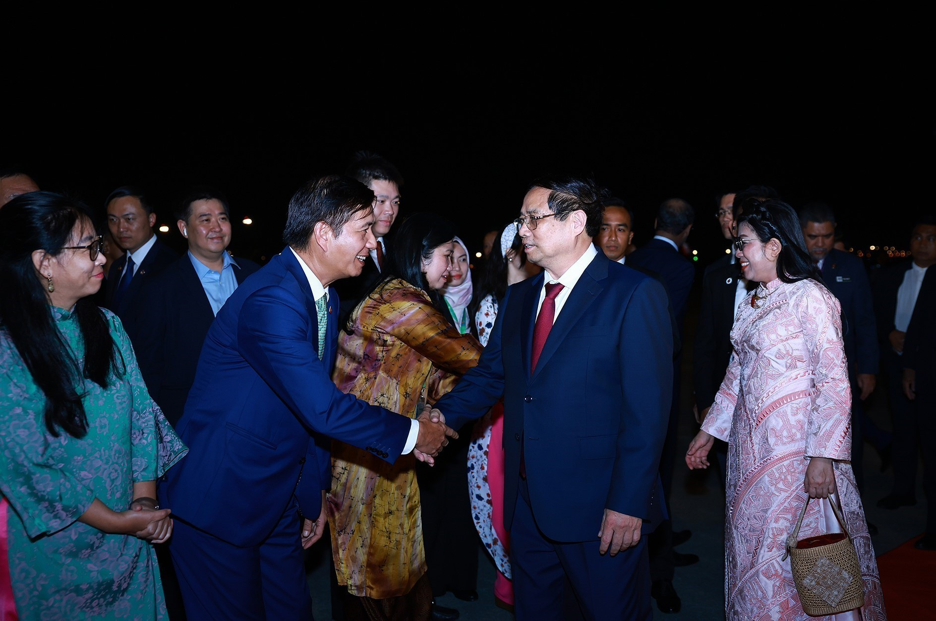 Cán bộ, nhân viên Đại sứ quán Việt Nam tại Malaysia đón Thủ tướng Phạm Minh Chính và Phu nhân sang thăm chính thức Malaysia và tham dự Hội nghị Cấp cao ASEAN lần thứ 46. Ảnh: Dương Giang/TTXVN