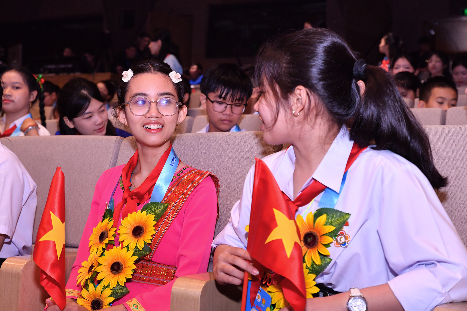 Các đại biểu trao đổi kinh nghiệm học tập, rèn luyện, trò chuyện thân mật tại Đại hội.