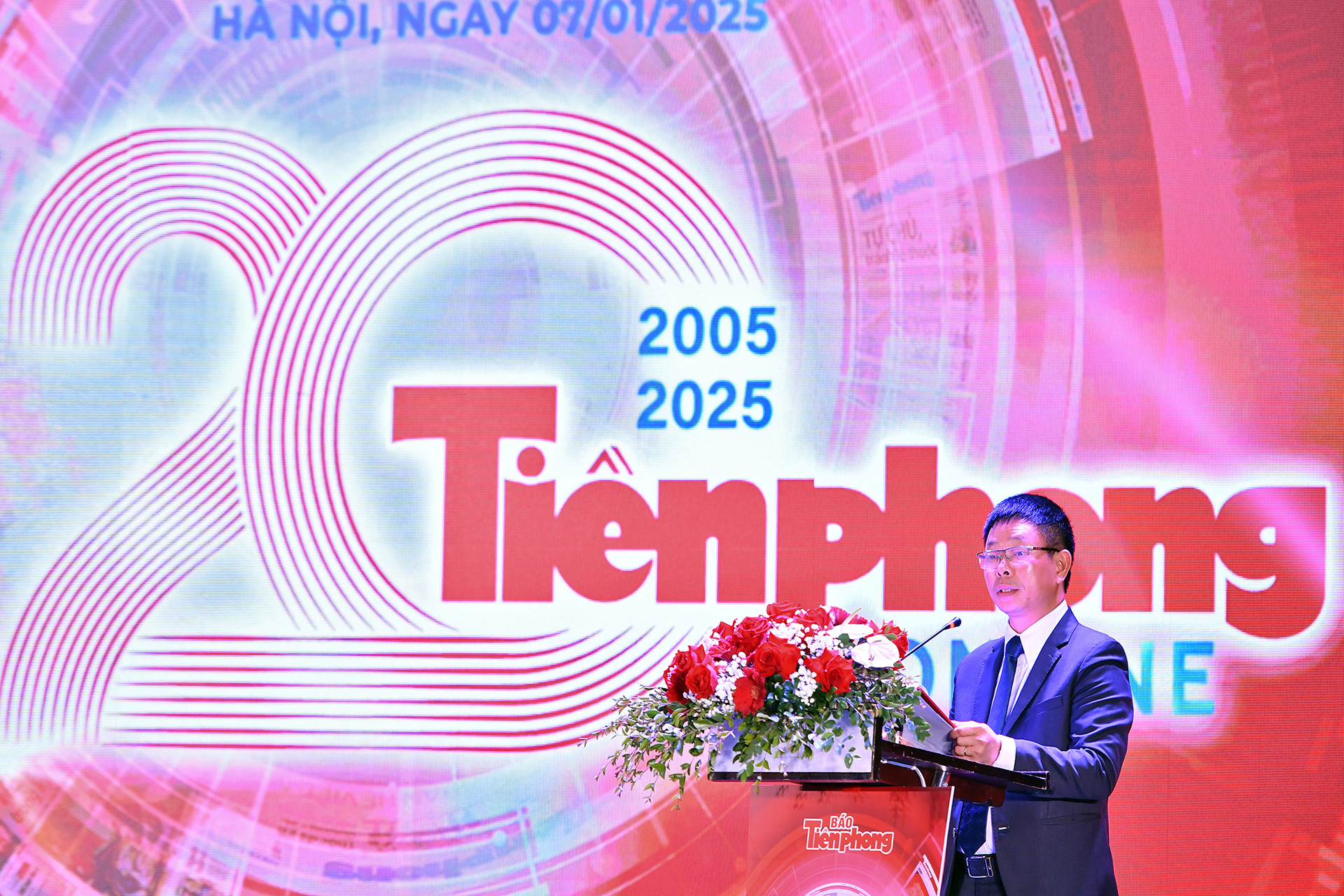 Nhà báo Phùng Công Sưởng đọc diễn văn kỷ niệm.