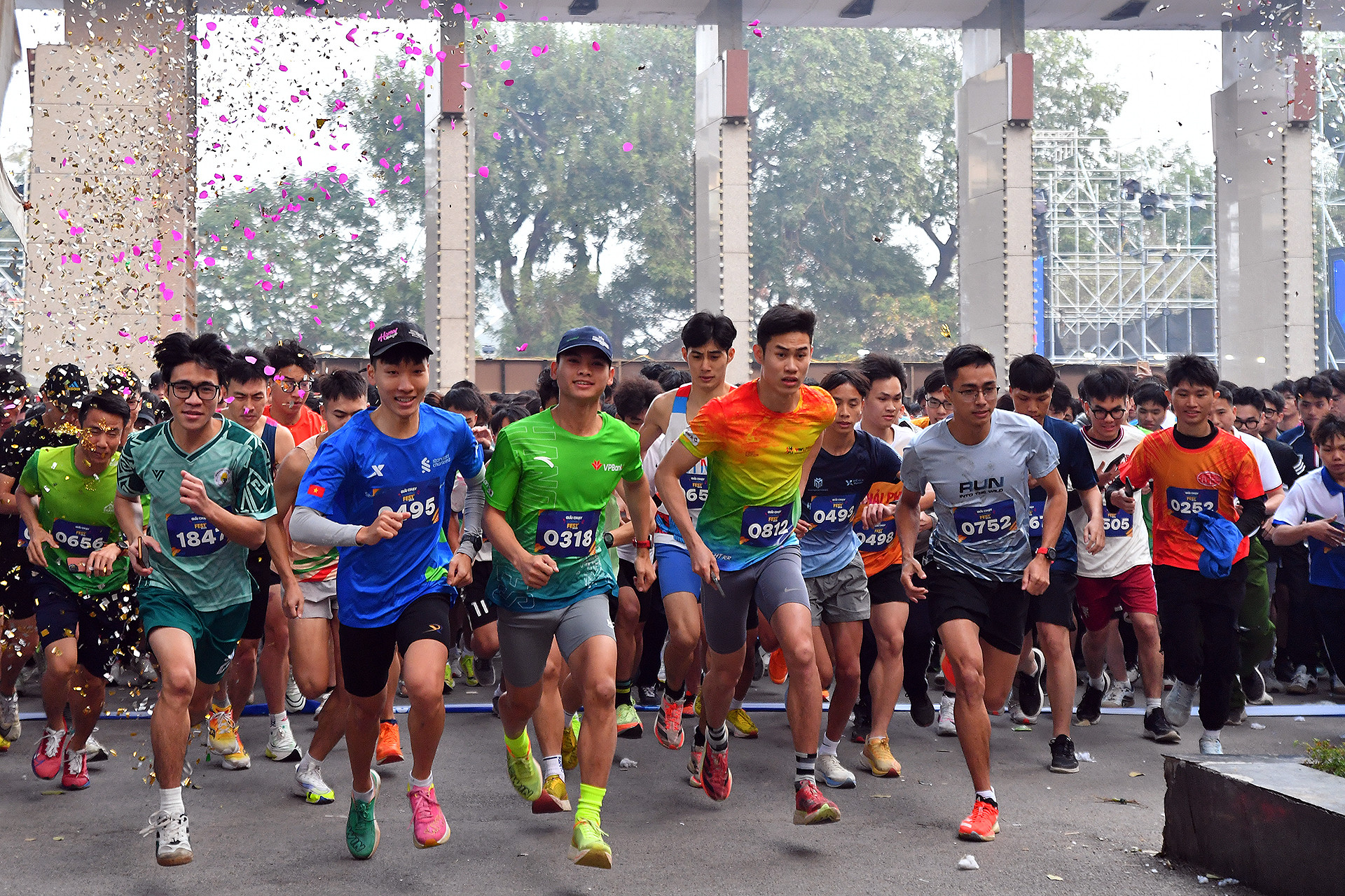 Với cự ly khoảng 2,8km, giải chạy trong khuôn khổ Connect Fest năm nay thu hút tới hơn 1.200 vận động viên, tham gia tranh tài ở 2 nội dung cá nhân nam và nữ.