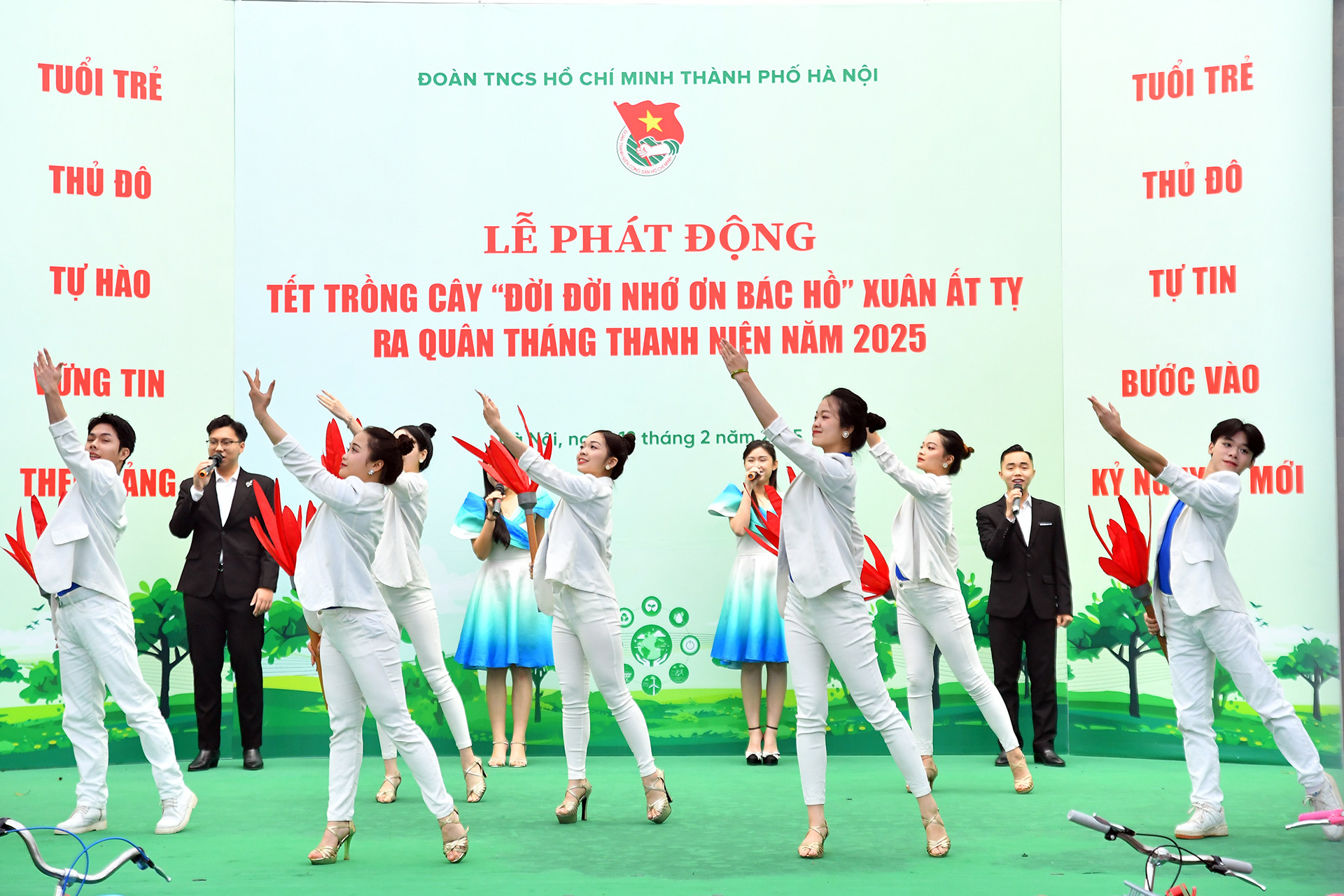 Các tiết mục văn nghệ hưởng ứng.