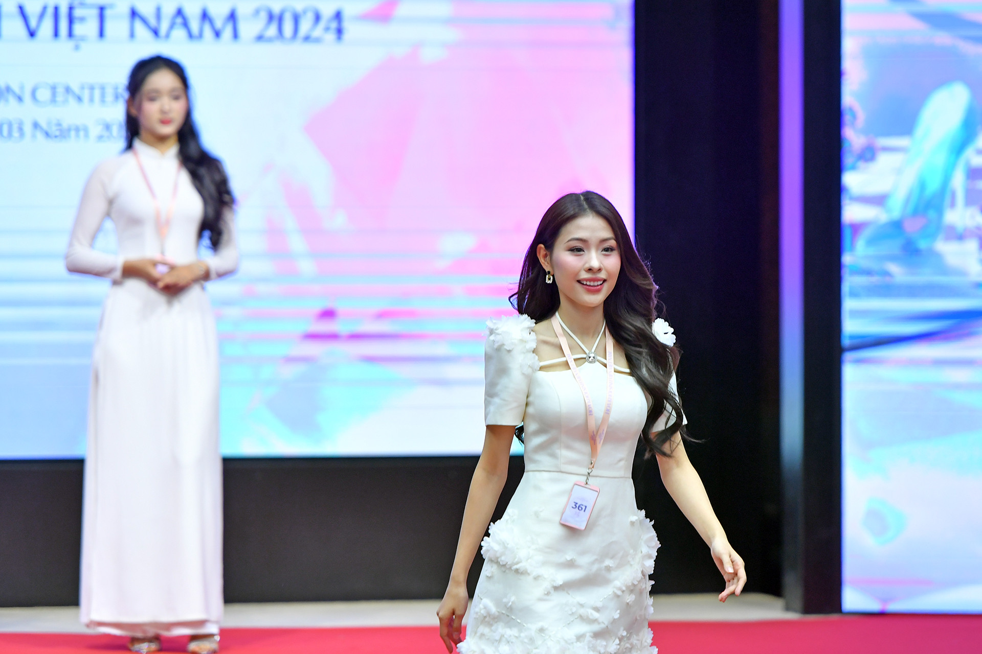 Vẻ tự tin, năng động của các thí sinh trên sàn catwalk.