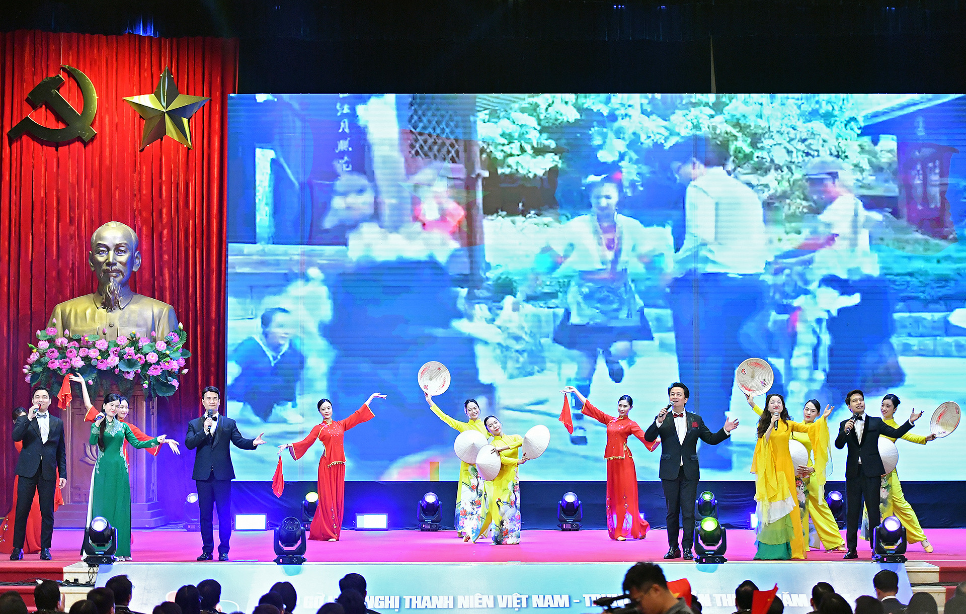 Một tiết mục văn nghệ tại buổi lễ khai mạc chương trình, điểm lại những mốc son trong mối quan hệ hữu nghị "vừa là đồng chí, vừa là anh em" của Việt Nam và Trung Quốc.