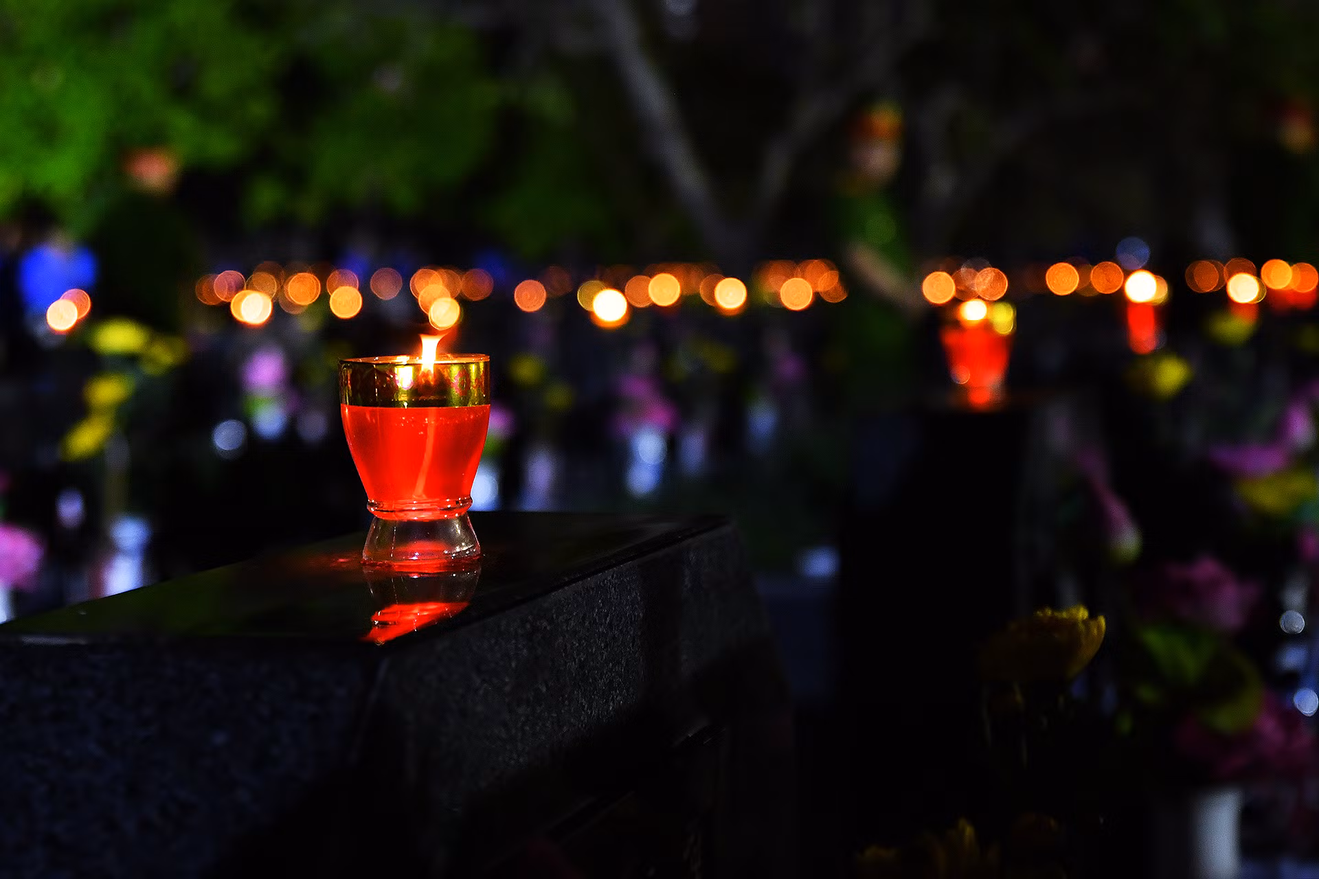 Hàng nghìn ngọn nến tỏa sáng trong đêm.