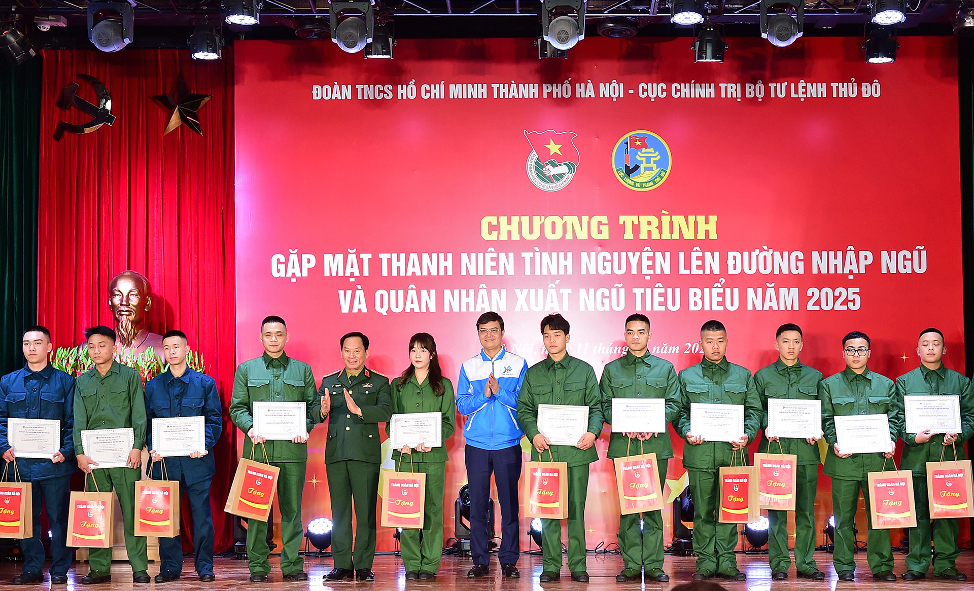 Bí thư thứ nhất Trung ương Đoàn Bùi Quang Huy (thứ 7 từ phải sang) và đại diện các đơn vị liên quan trao Bằng khen, quà tặng thanh niên tình nguyện nhập ngũ Thủ đô năm nay,