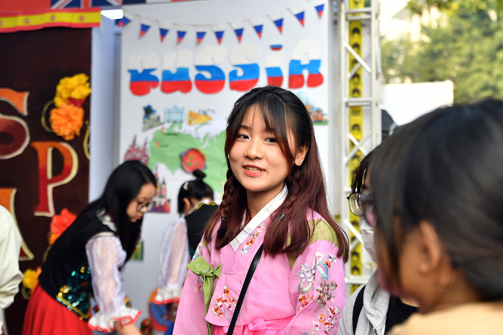 Nhiều bạn trẻ trong trang phục các quốc gia đã có mặt tại khu vực "Hội nhập tốt", góp phần quảng bá tình hữu nghị giữa Việt Nam với bạn bè quốc tế đến với học sinh, sinh viên Thủ đô.