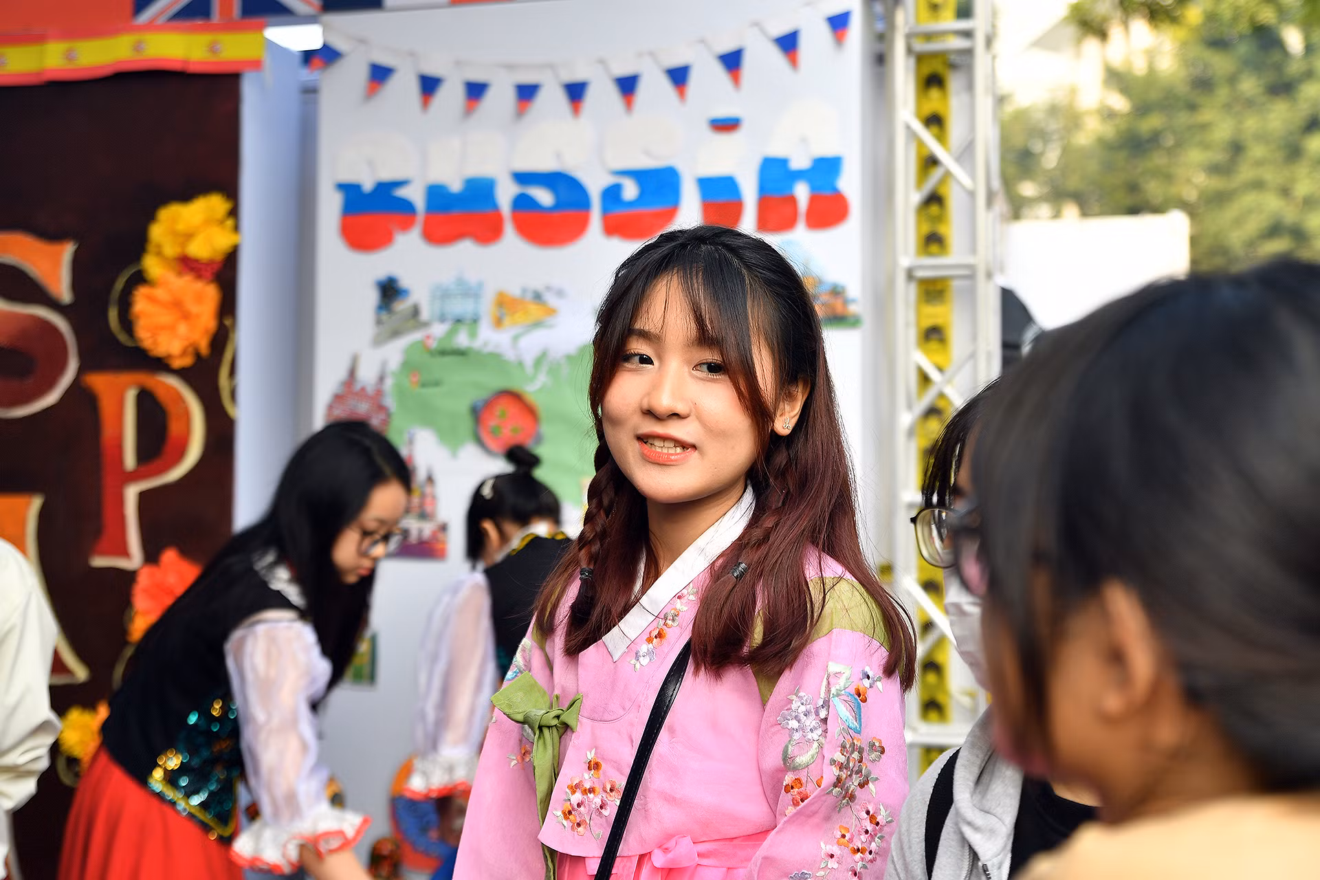 Nhiều bạn trẻ trong trang phục các quốc gia đã có mặt tại khu vực "Hội nhập tốt", góp phần quảng bá tình hữu nghị giữa Việt Nam với bạn bè quốc tế đến với học sinh, sinh viên Thủ đô.