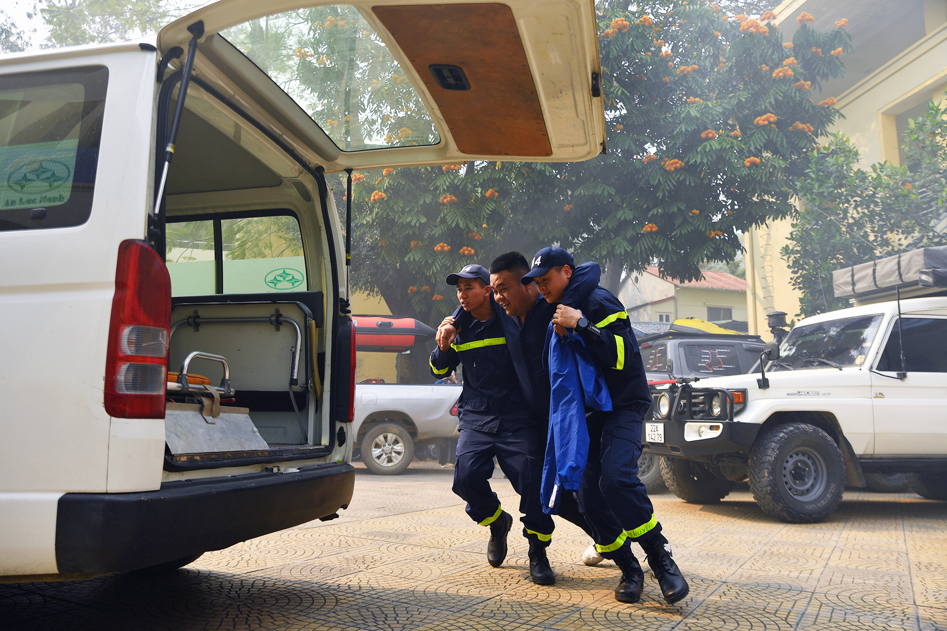 Theo tình huống giả định, mặc dù phần lớn học viên đều thoát hiểm an toàn, nhưng vẫn có một số người cần hỗ trợ khẩn cấp.