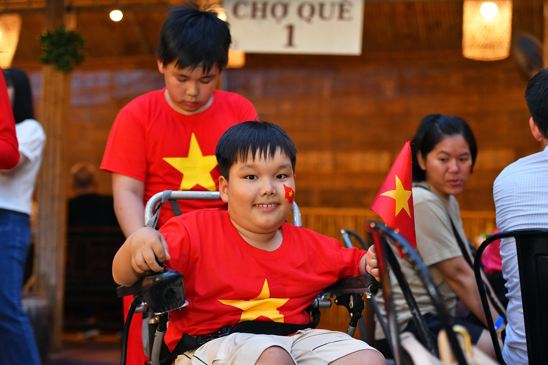 Đặc biệt, chương trình còn có sự tham gia của 135 trẻ em và người mắc bệnh bại não. Chị Đinh Thị Lan Anh, Hội Gia đình trẻ em và người bại não Việt Nam xúc động nói: "Lần đầu tiên, hàng trăm trẻ em bại não được mặc áo cờ đỏ sao vàng, hòa vào ngày vui chung của dân tộc. Suốt tuần qua, các em đều rất háo hức, đi chọn mua từng lá quốc kỳ nhỏ xinh, từng cái áo, trang trí sao vàng lên mũ nón..." Đặc biệt, chương trình còn có sự tham gia của 135 trẻ em và người mắc bệnh bại não. Chị Đinh Thị Lan Anh, Hội Gia đình trẻ em và người bại não Việt Nam xúc động nói: "Lần đầu tiên, hàng trăm trẻ em bại não được mặc áo cờ đỏ sao vàng, hòa vào ngày vui chung của dân tộc. Suốt tuần qua, các em đều rất háo hức, đi chọn mua từng lá quốc kỳ nhỏ xinh, từng cái áo, trang trí sao vàng lên mũ nón..."