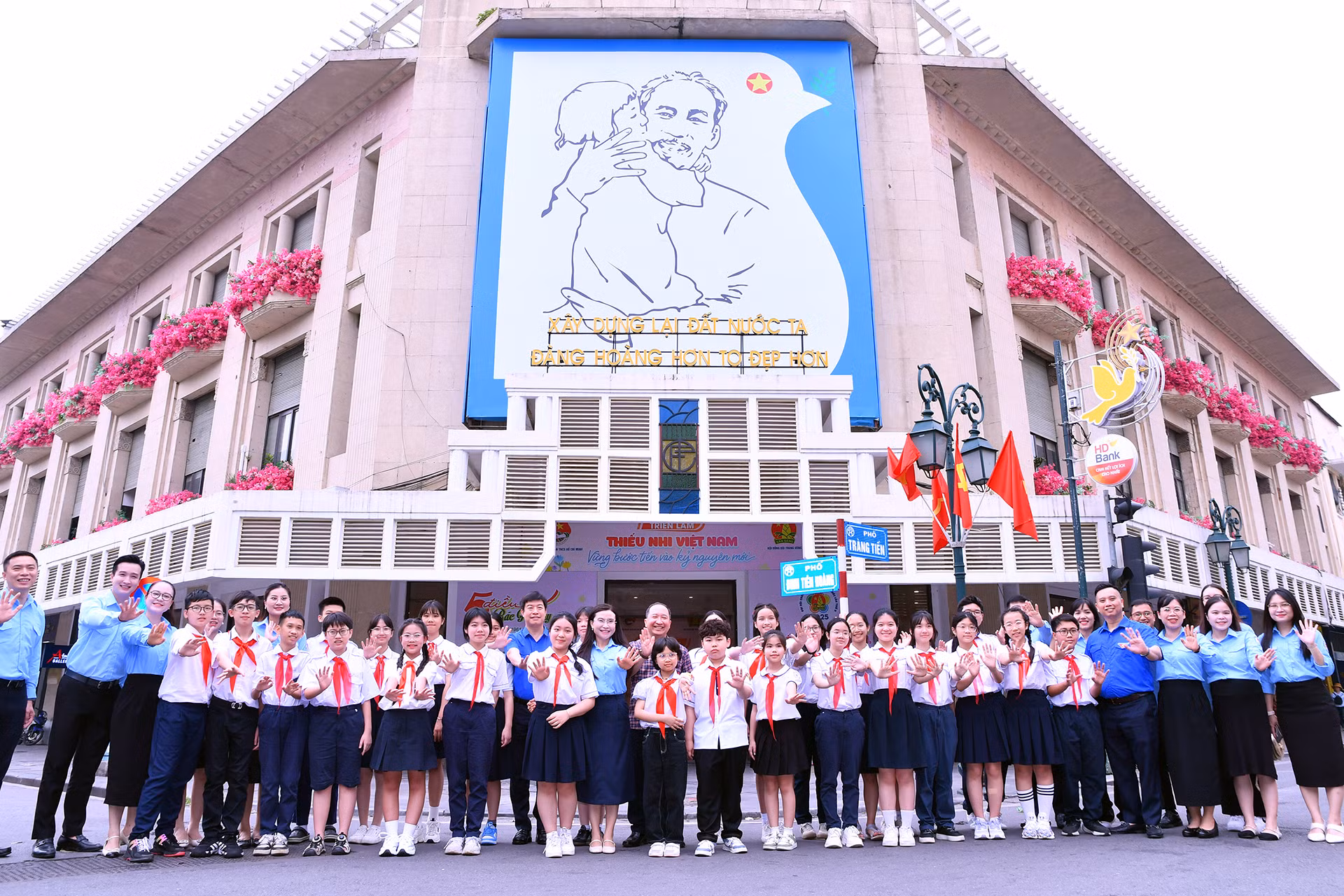 Các đại biểu có mặt tại Triển lãm, được tổ chức tại Phố đi bộ hồ Hoàn Kiếm (quận Hoàn Kiếm, thành phố Hà Nội).