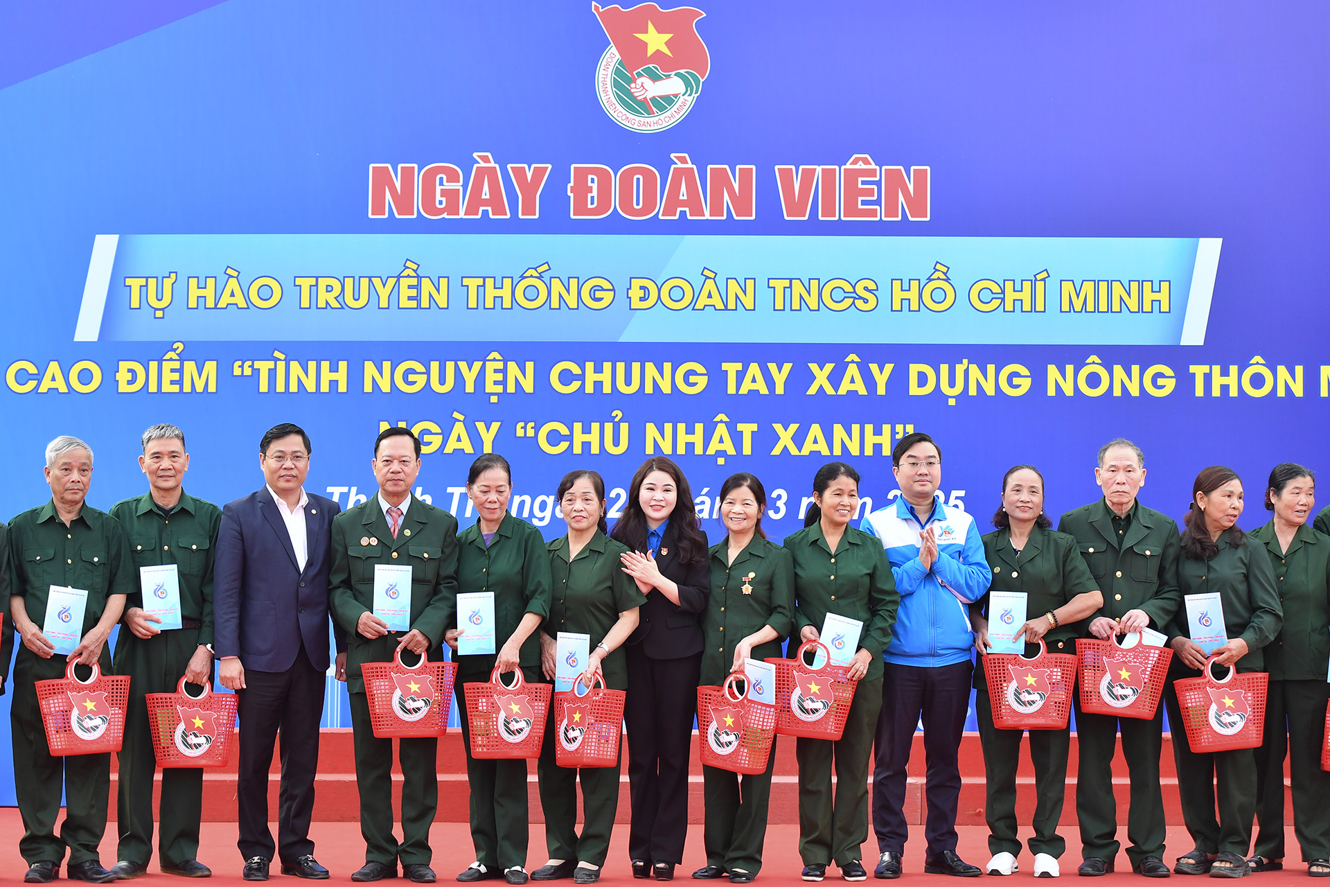 Phó Chủ tịch Hội Sinh viên Việt Nam Nguyễn Bá Cát, Bí thư Thành đoàn Hà Nội Chu Hồng Minh (lần lượt thứ 5 và 8 từ phải sang) trao quà tặng cựu thanh niên xung phong hoàn cảnh khó khăn.