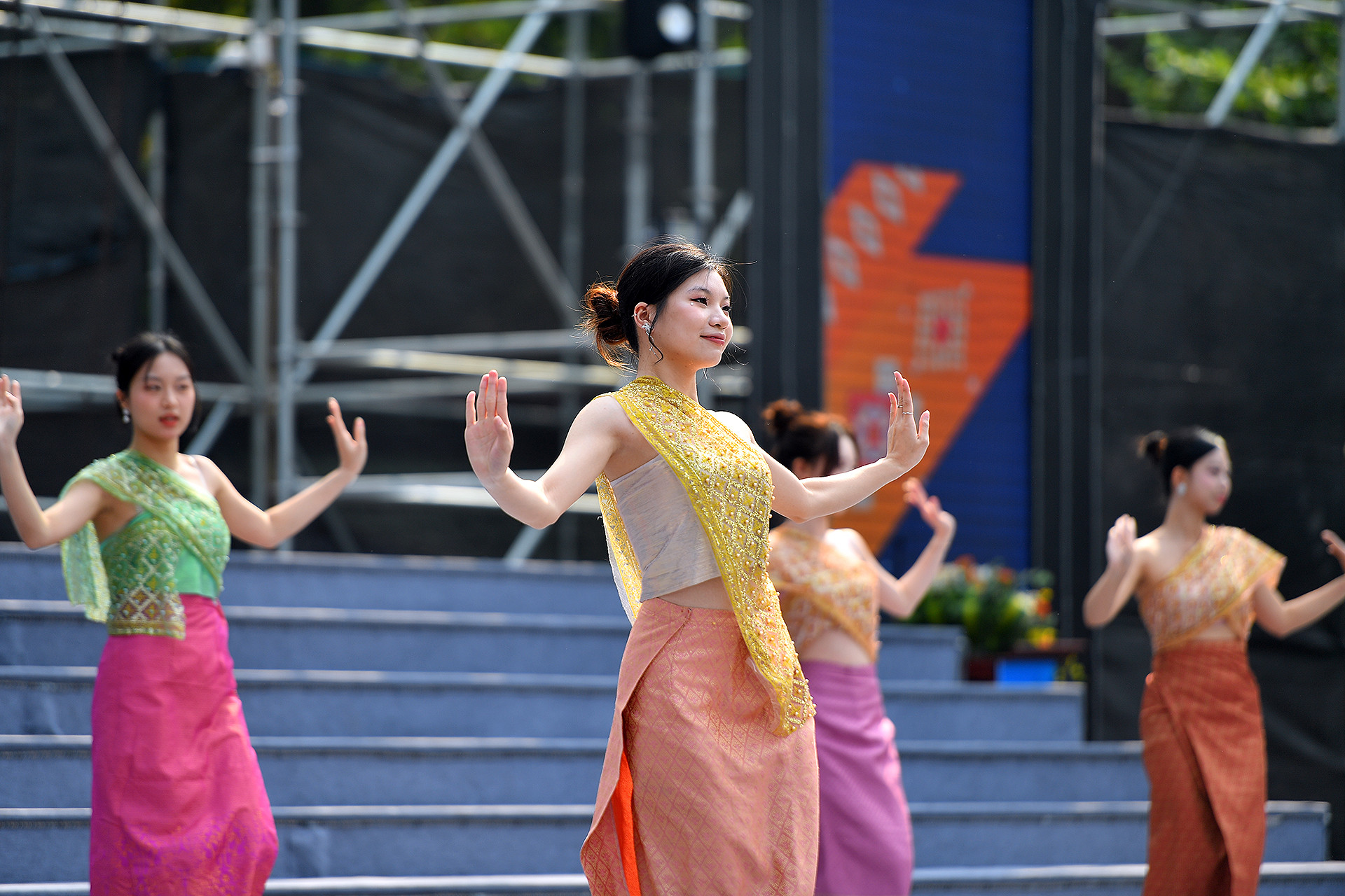 Những điệu dân vũ của các quốc gia trên thế giới được tái hiện đầy hứng khởi tại Ngày hội.