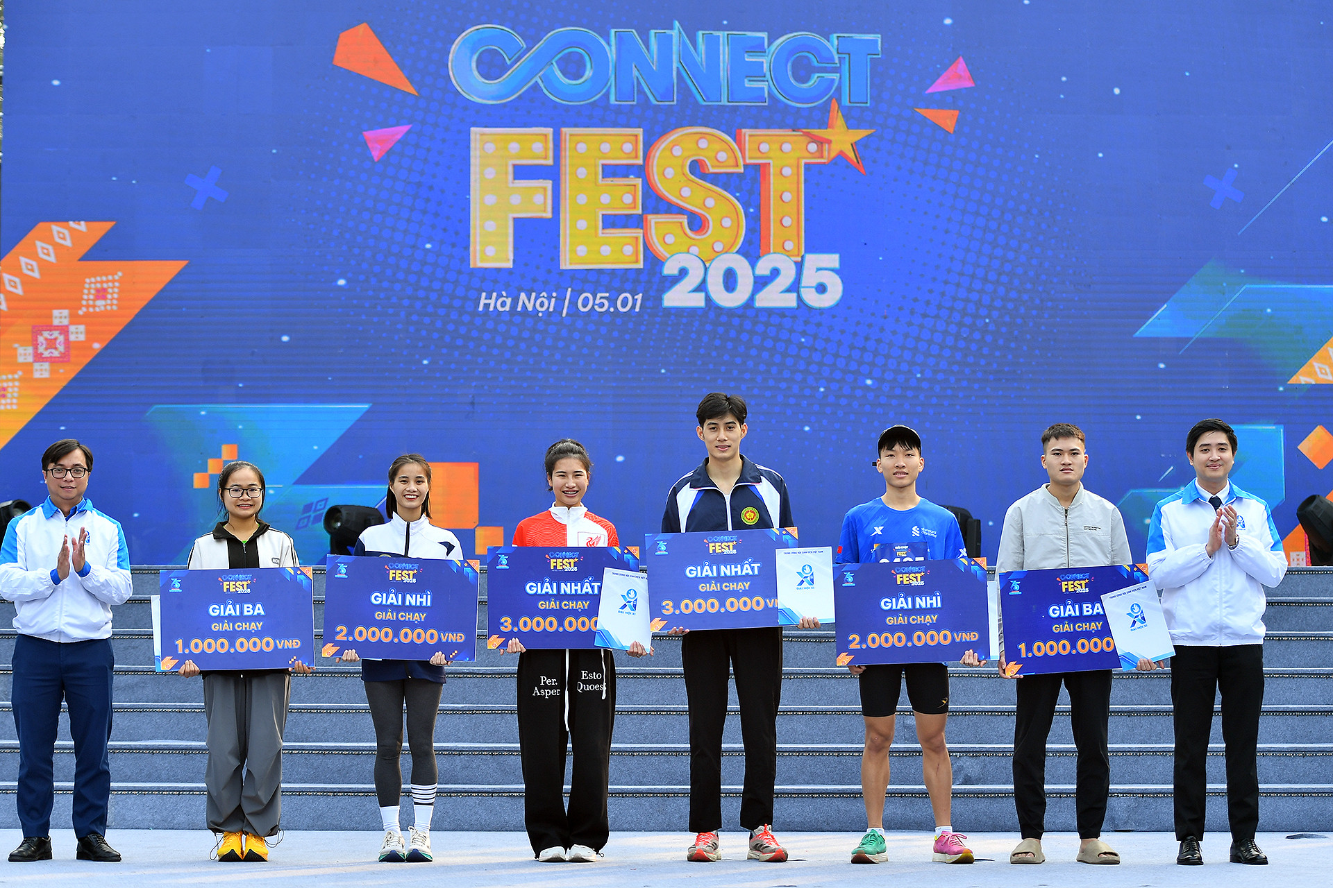 Đại diện Ban tổ chức Ngày hội trao giải Nhất, Nhì và Ba ở 2 nội dung tặng các vận động viên xuất sắc, có thời gian thi đấu ngắn nhất.