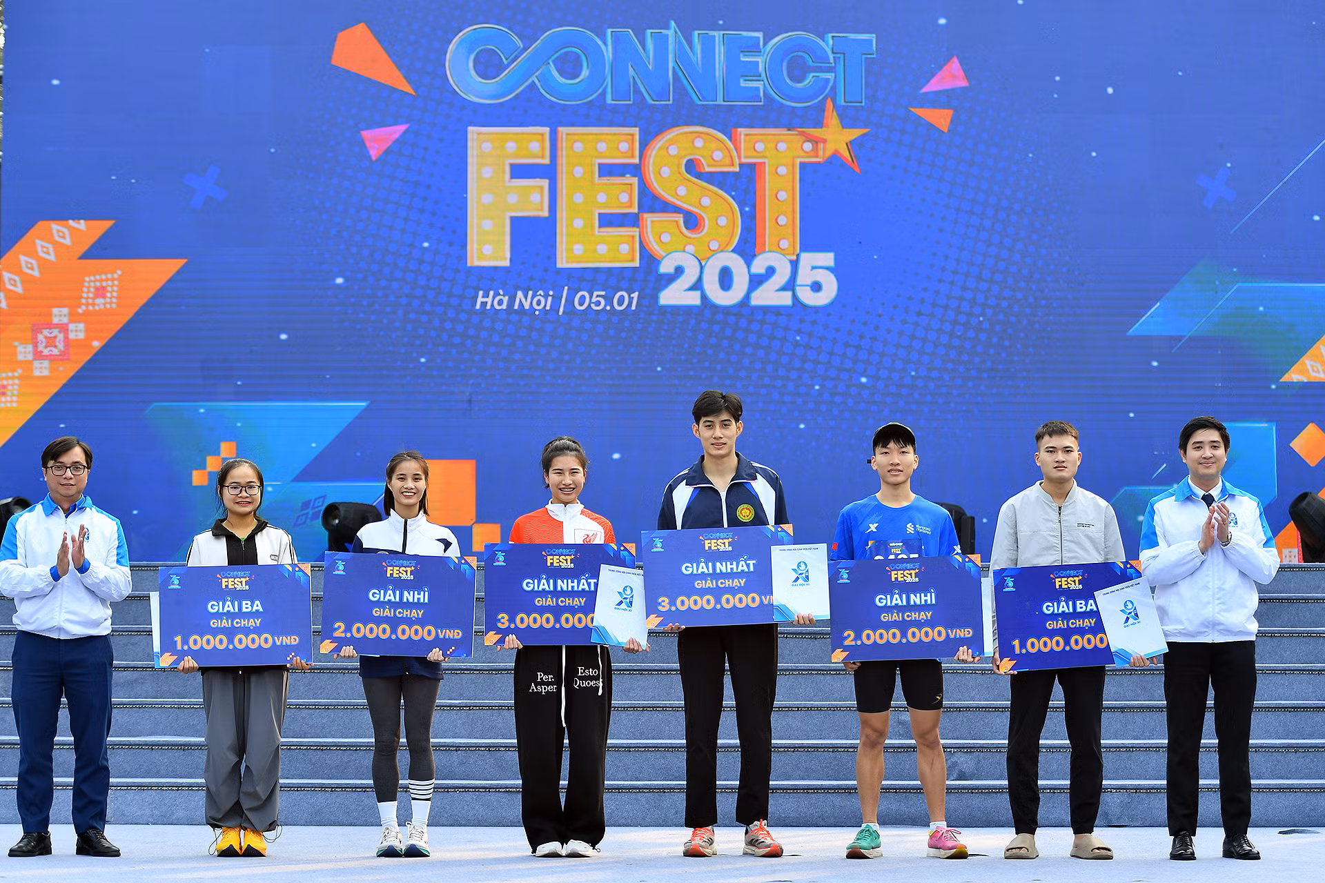 Đại diện Ban tổ chức Ngày hội trao giải Nhất, Nhì và Ba ở 2 nội dung tặng các vận động viên xuất sắc, có thời gian thi đấu ngắn nhất.