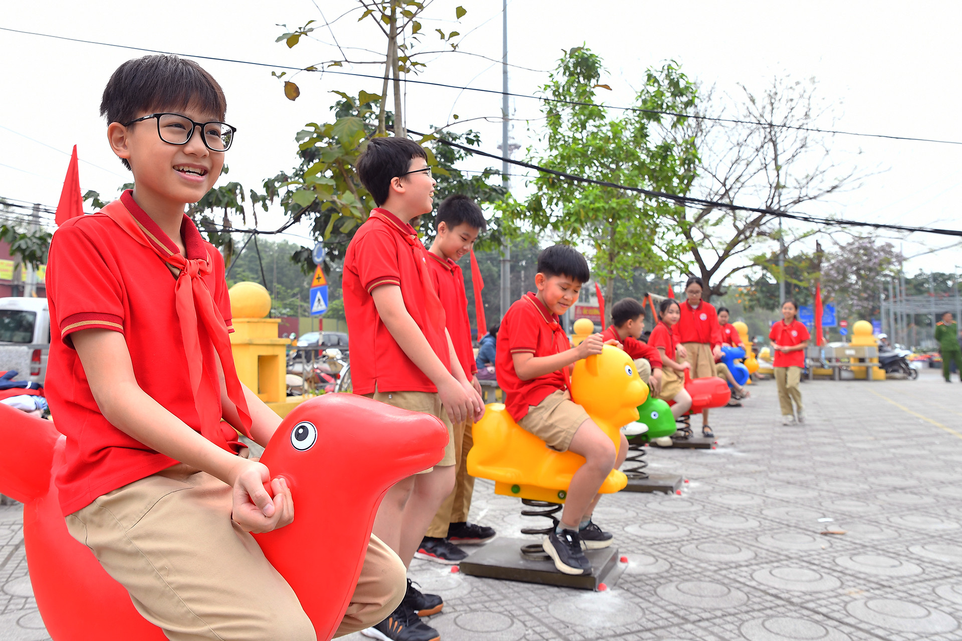 Thiếu nhi huyện Thanh Trì trải nghiệm công trình sân chơi vừa được khánh thành.