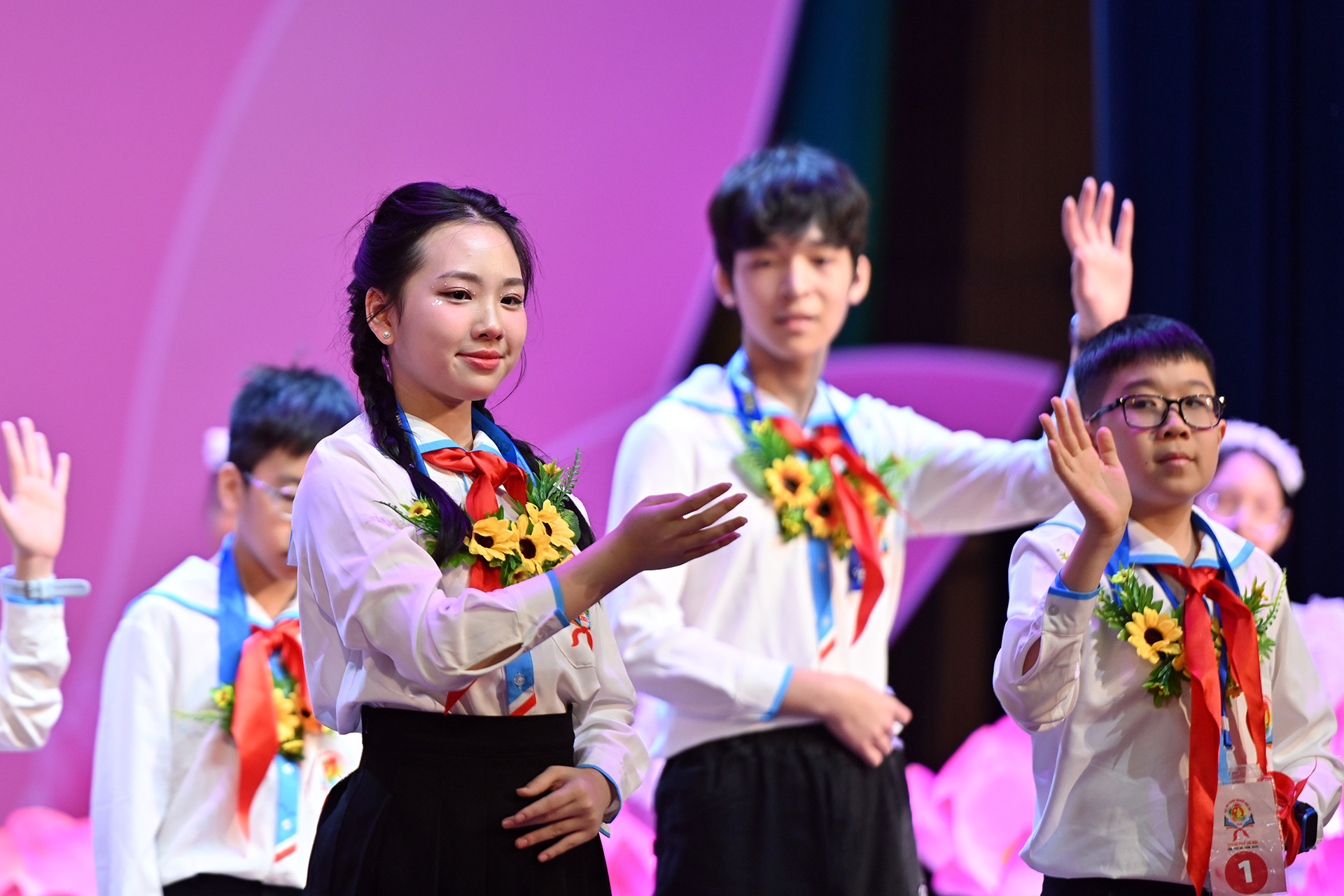 Các đoàn đại biểu thiếu nhi diễu hành trên sân khấu. Các đoàn đại biểu thiếu nhi diễu hành trên sân khấu.