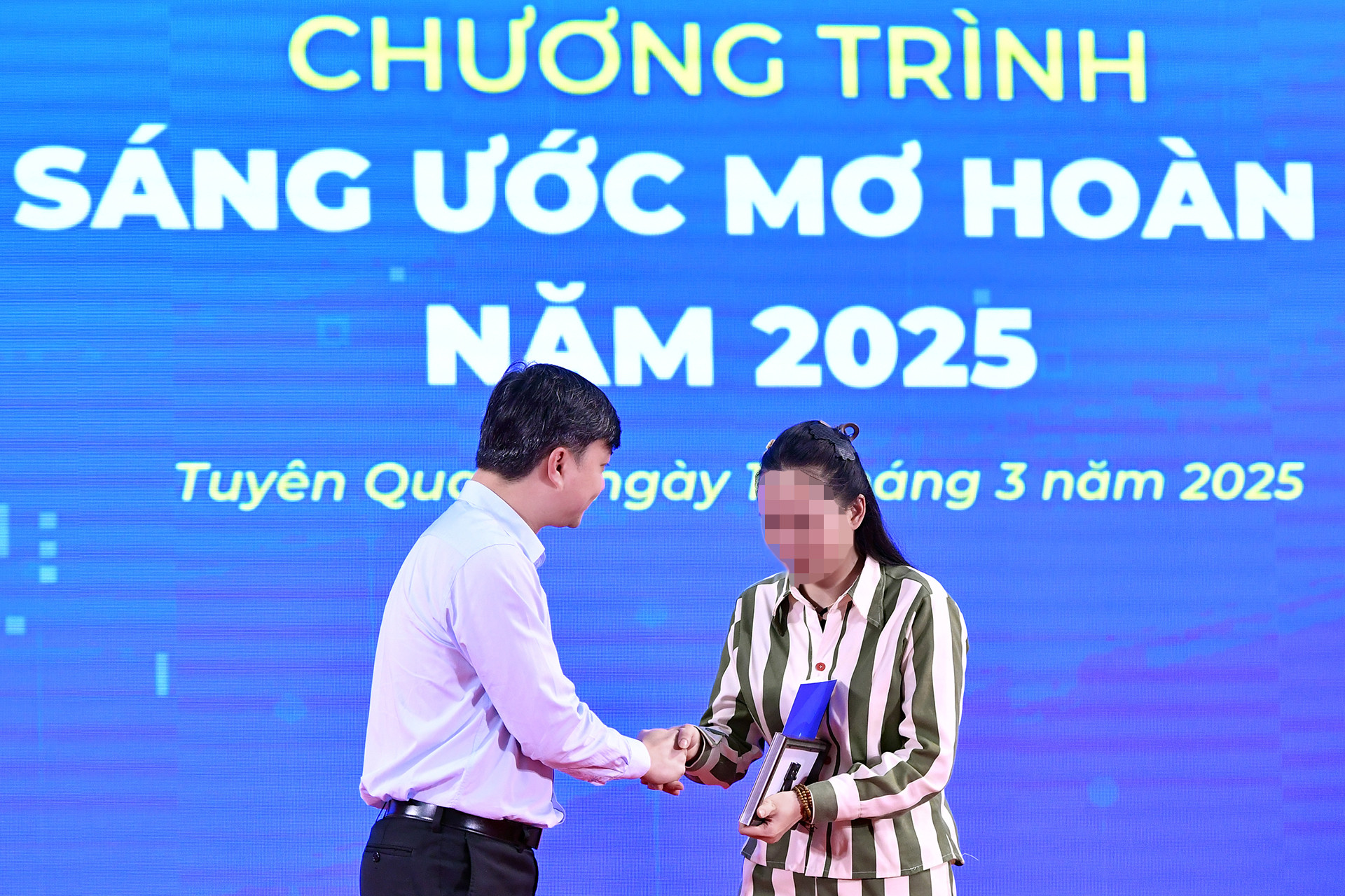 Mỗi ngày, cô gái từng lầm lỡ chỉ biết cải tạo thật tốt, chăm chỉ học nghề để chờ một ngày được đoàn tụ với gia đình. Ngày 14/3, tại trại giam Quyết Tiến, Trung ương Hội Liên hiệp Thanh niên Việt Nam đã phối hợp Cục C10 và các đơn vị liên quan tổ chức chương trình "Thắp sáng ước mơ hoàn lương" năm 2025. Trong khuôn khổ chương trình, Ban tổ chức đã trao nhiều phần quà tặng các phạm nhân hoàn cảnh khó khăn, cải tạo tốt. Đặc biệt, Ban tổ chức đã đến thăm, trao sinh kế tặng bố mẹ T.T.Y. tại quê nhà.