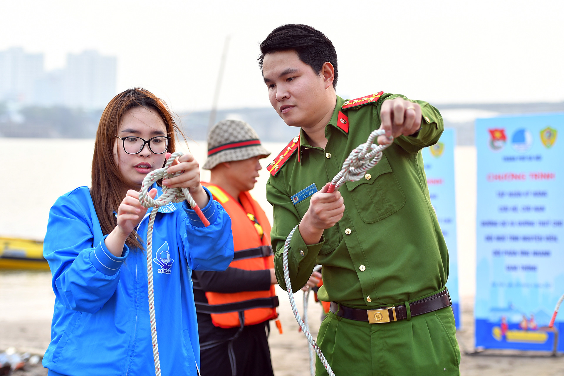 Đoàn viên, thanh niên, thành viên các đội hình tình nguyện tập huấn thực tế tại khu vực sông Hồng (quận Long Biên, Hà Nội).