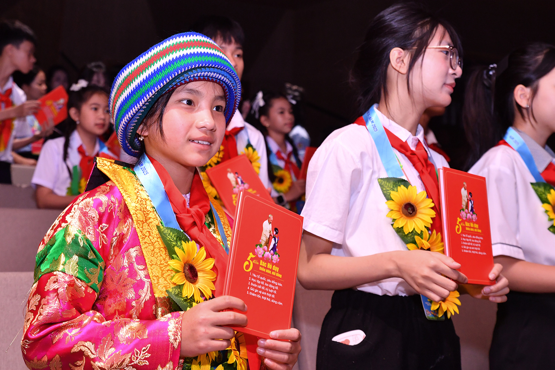 Từ nhiều địa phương điều kiện còn khó khăn, thuộc vùng sâu, vùng xa về dự Đại hội, nhưng các đại biểu dân tộc thiểu số đều mang theo trang phục truyền thống.