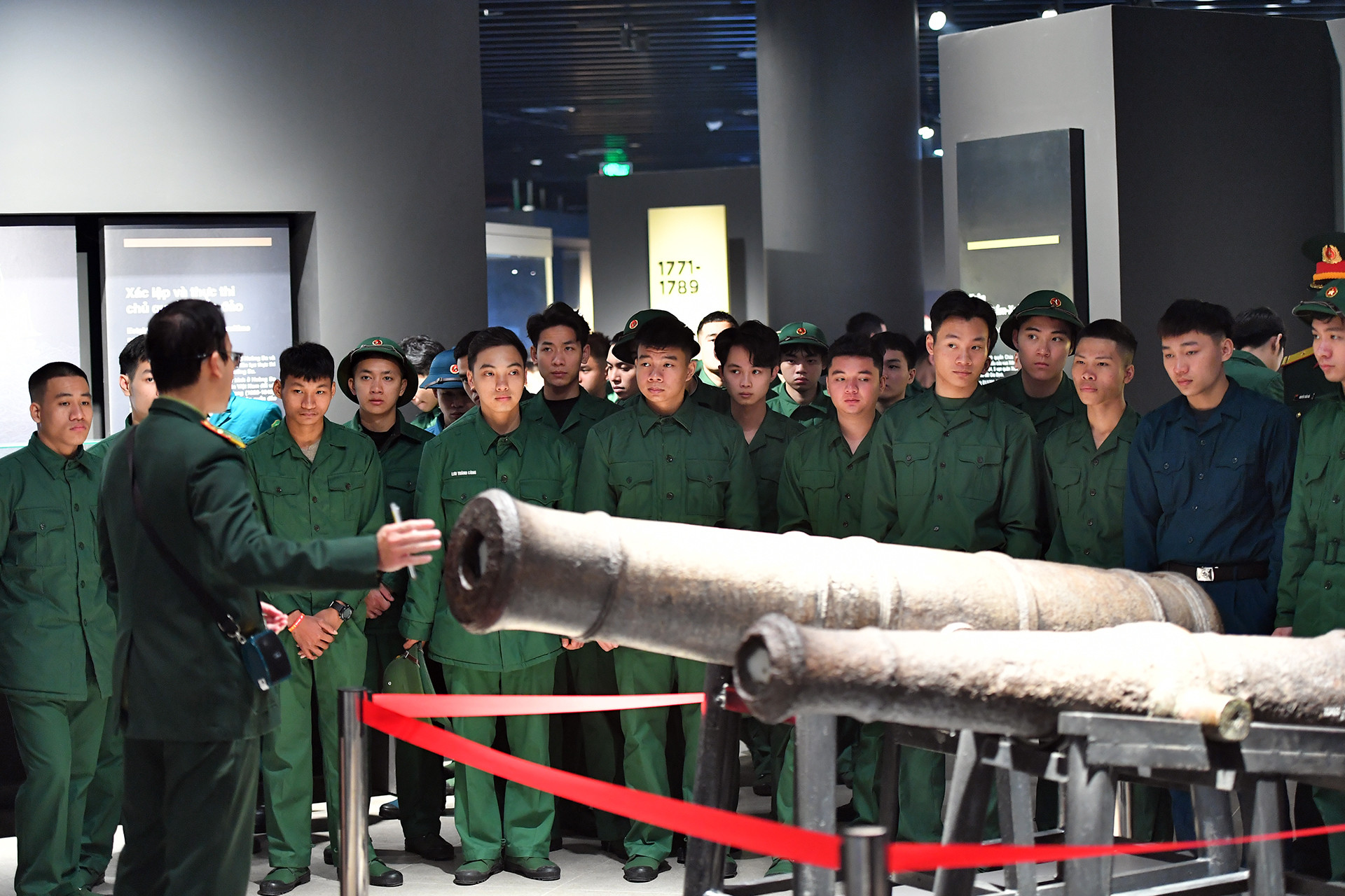 Thanh niên tình nguyện lên đường nhập ngũ tham quan Bảo tàng Lịch sử quân sự Việt Nam trong khuôn khổ chương trình.