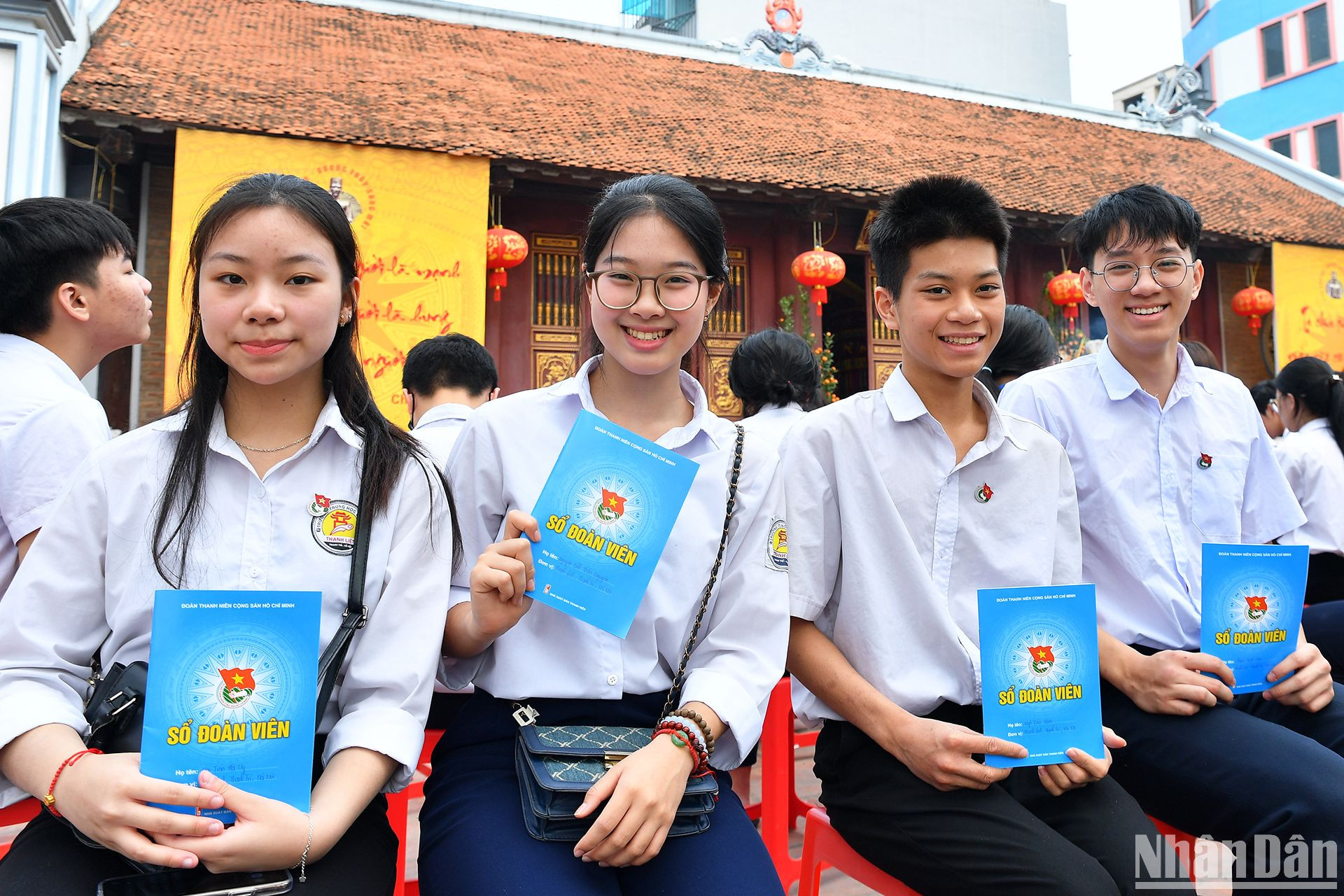 Niềm hân hoan của những đoàn viên được kết nạp trong khuôn khổ chương trình "Ngày đoàn viên" năm 2025.