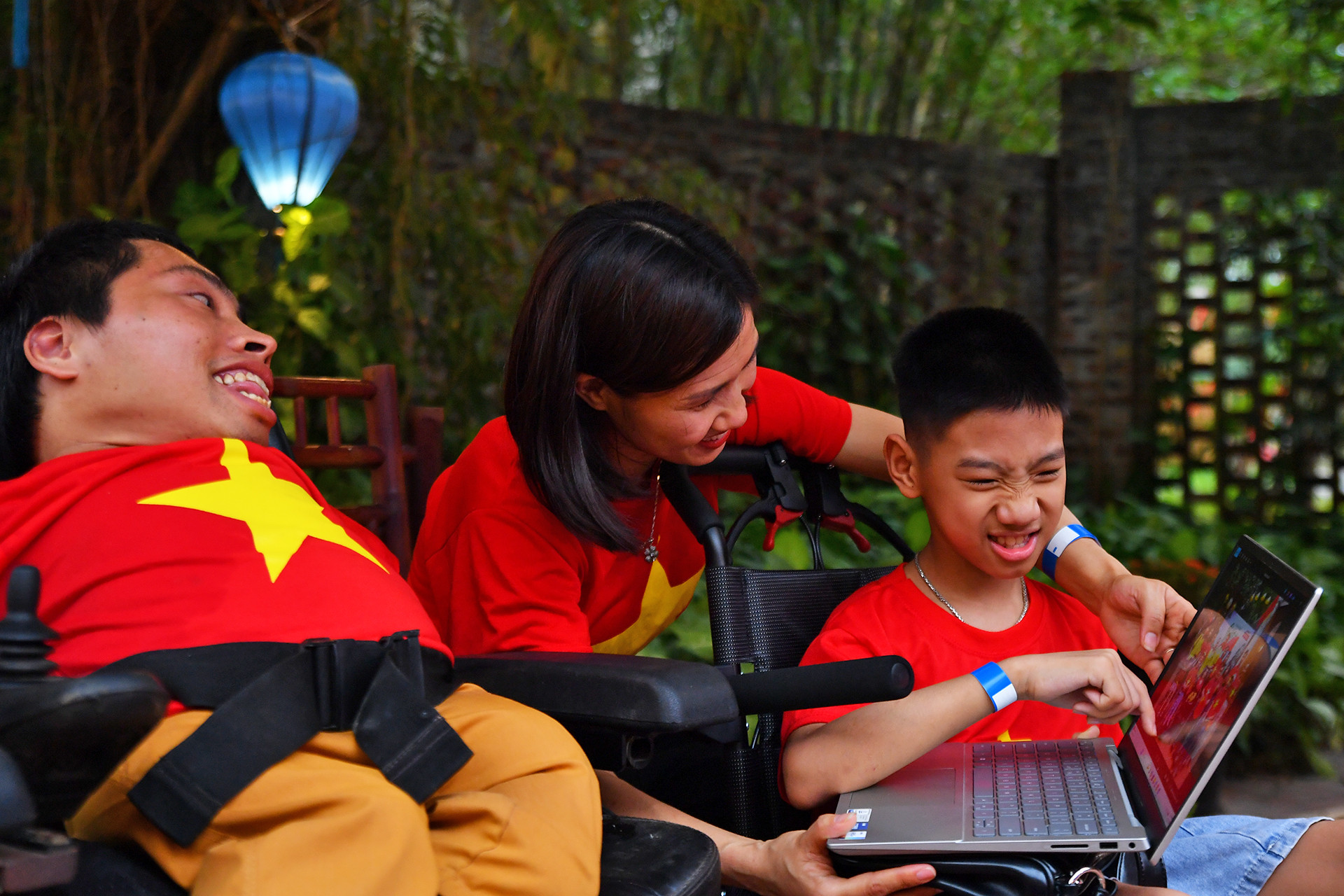 Sự kiện không chỉ là dịp để cộng đồng người khuyết tật thể hiện lòng tự hào dân tộc, mà còn là không gian gặp gỡ, giao lưu, lan tỏa văn hóa truyền thống qua trải nghiệm sống động. Sự kiện không chỉ là dịp để cộng đồng người khuyết tật thể hiện lòng tự hào dân tộc, mà còn là không gian gặp gỡ, giao lưu, lan tỏa văn hóa truyền thống qua trải nghiệm sống động.