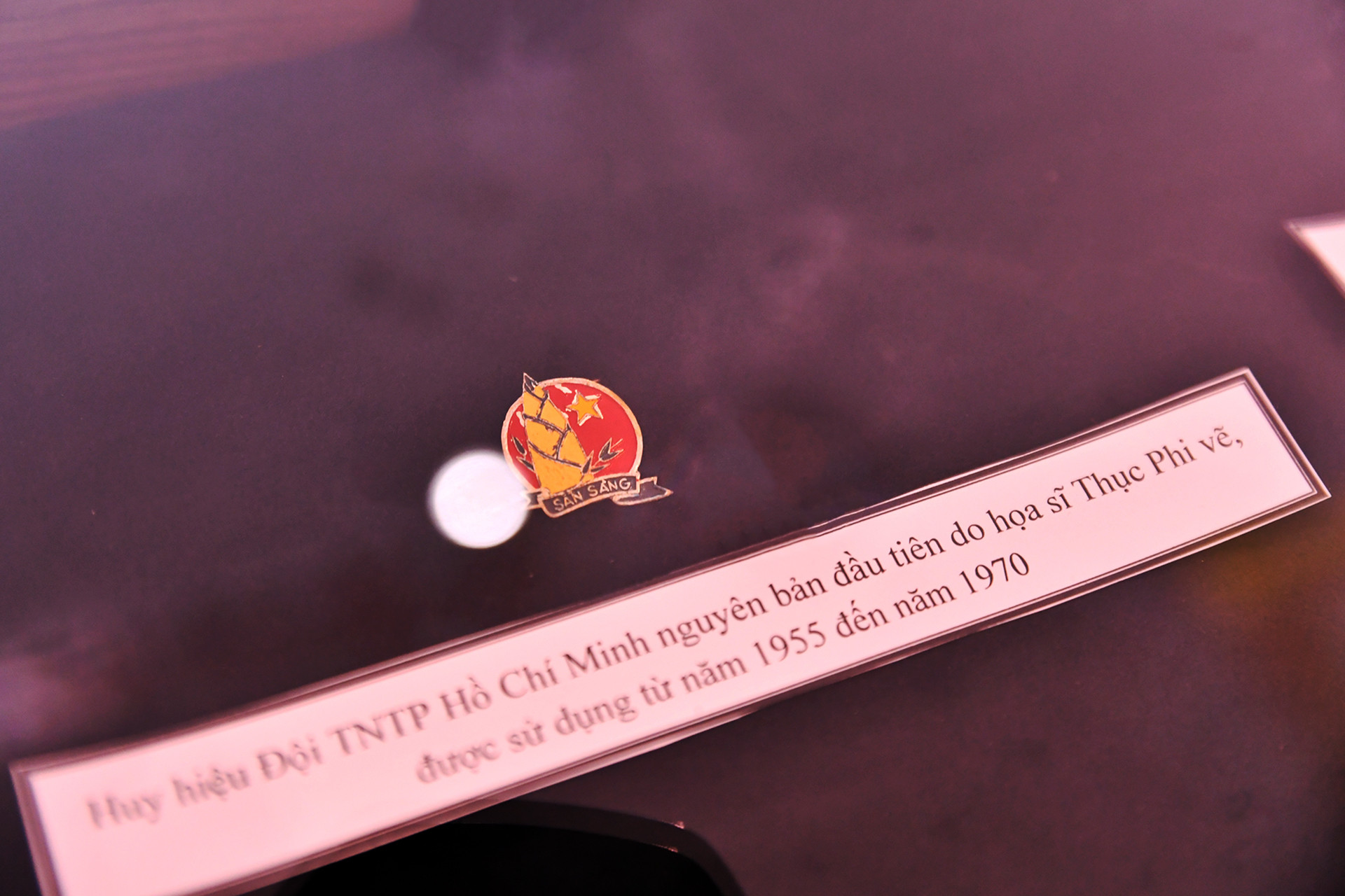 Chiếc huy hiệu Đội Thiếu niên Tiền phong Hồ Chí Minh nguyên bản đầu tiên.