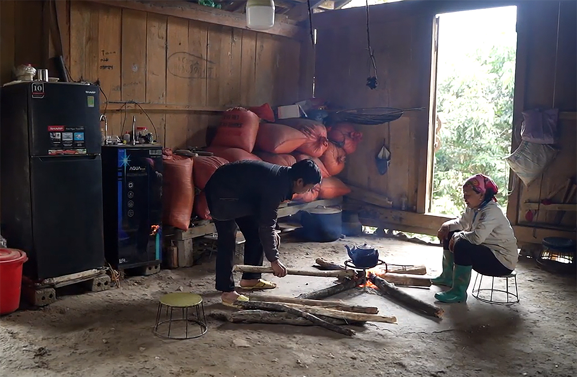 Ở quê nhà, trên những rẻo cao, bố mẹ Y. ngày ngày vẫn ngóng đợi con gái hoàn thành cải tạo, trở về quê hương. Do đã cao tuổi, hoàn cảnh gia đình lại khó khăn, cho nên Y. chưa từng được bố mẹ đến thăm tại nơi thụ án.