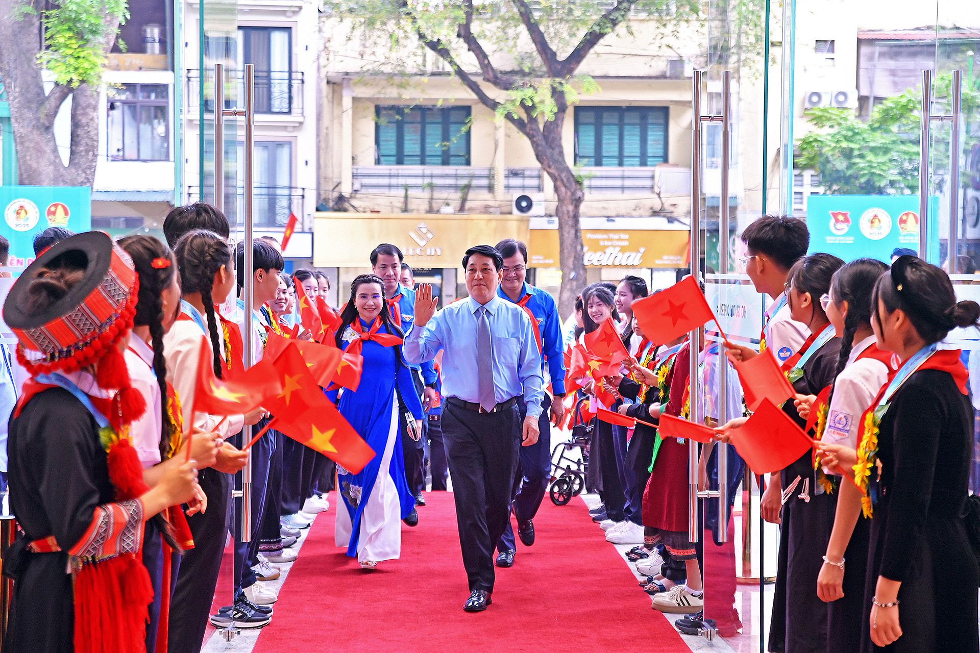 Trong khuôn khổ Đại hội, sáng 15/5, tại Hà Nội, đã diễn ra Lễ Tuyên dương Cháu ngoan Bác Hồ toàn quốc lần thứ X. Chủ tịch nước Lương Cường đã đến dự buổi lễ.