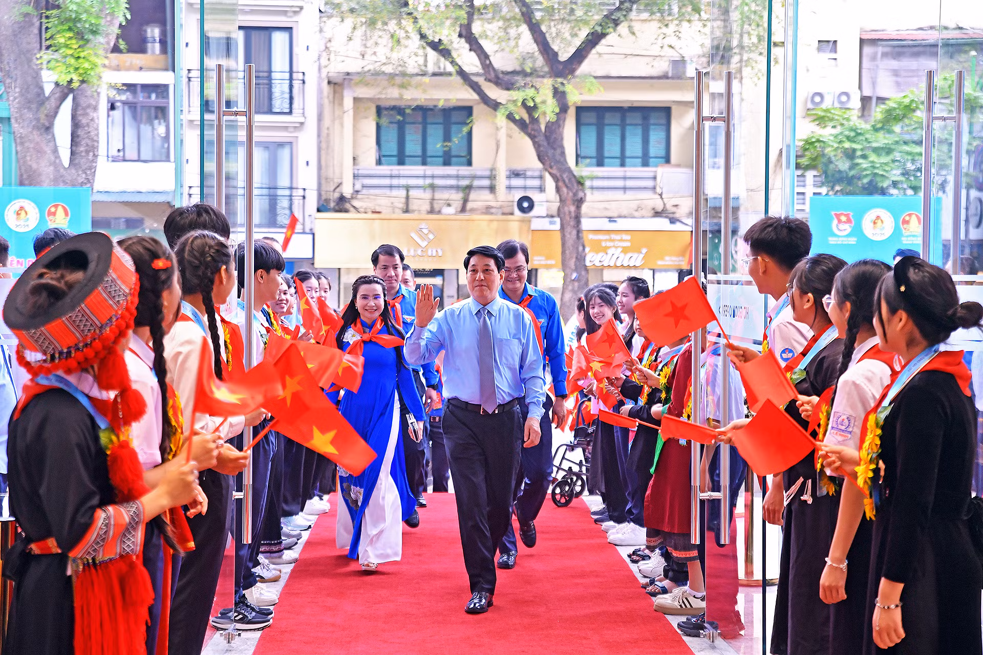 Trong khuôn khổ Đại hội, sáng 15/5, tại Hà Nội, đã diễn ra Lễ Tuyên dương Cháu ngoan Bác Hồ toàn quốc lần thứ X. Chủ tịch nước Lương Cường đã đến dự buổi lễ.