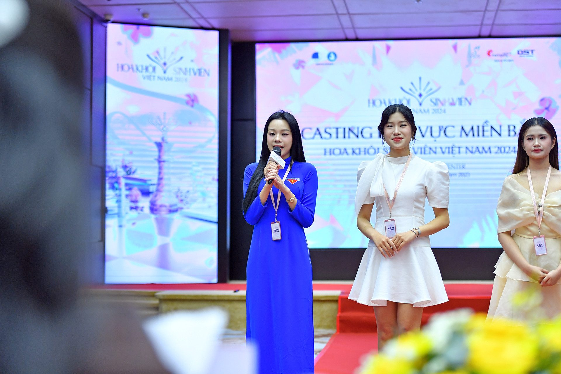 Một thí sinh diện trang phục áo dài "Thanh niên Việt Nam" tự tin thể hiện phần ứng xử của mình.