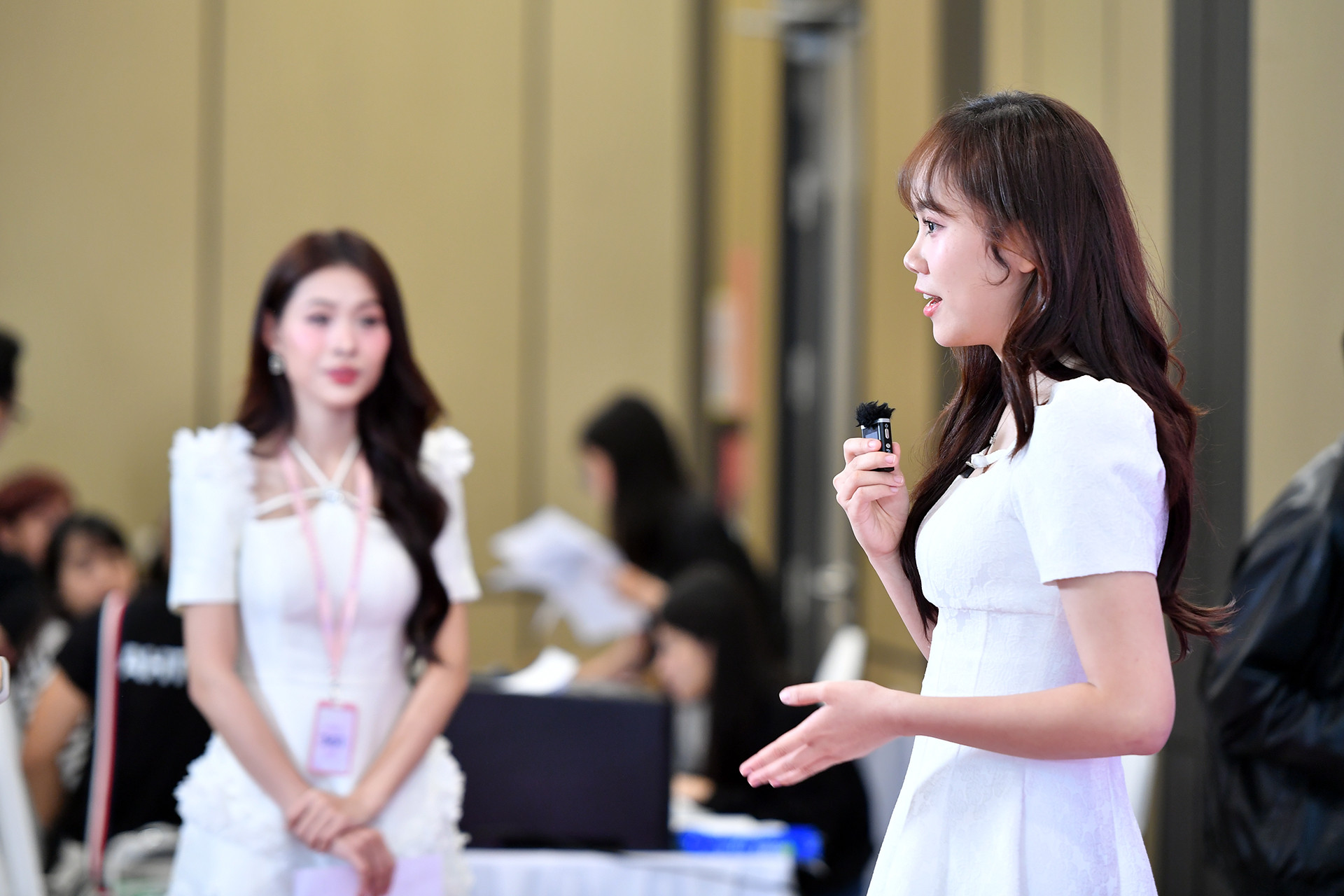 Có những thí sinh lần đầu ghi hình trước máy quay chuyên nghiệp nhưng vẫn tỏ ra tự tin, năng động, thể hiện được vẻ đẹp trí tuệ của nữ sinh Việt Nam.