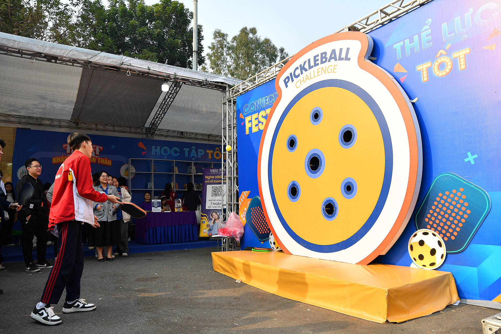 Đặc biệt, môn thể thao pickleball cũng được đưa vào Ngày hội, qua đây tạo sự hào hứng, sôi nổi cho các bạn trẻ đam mê thử sức trong lĩnh vực thể dục thể thao.