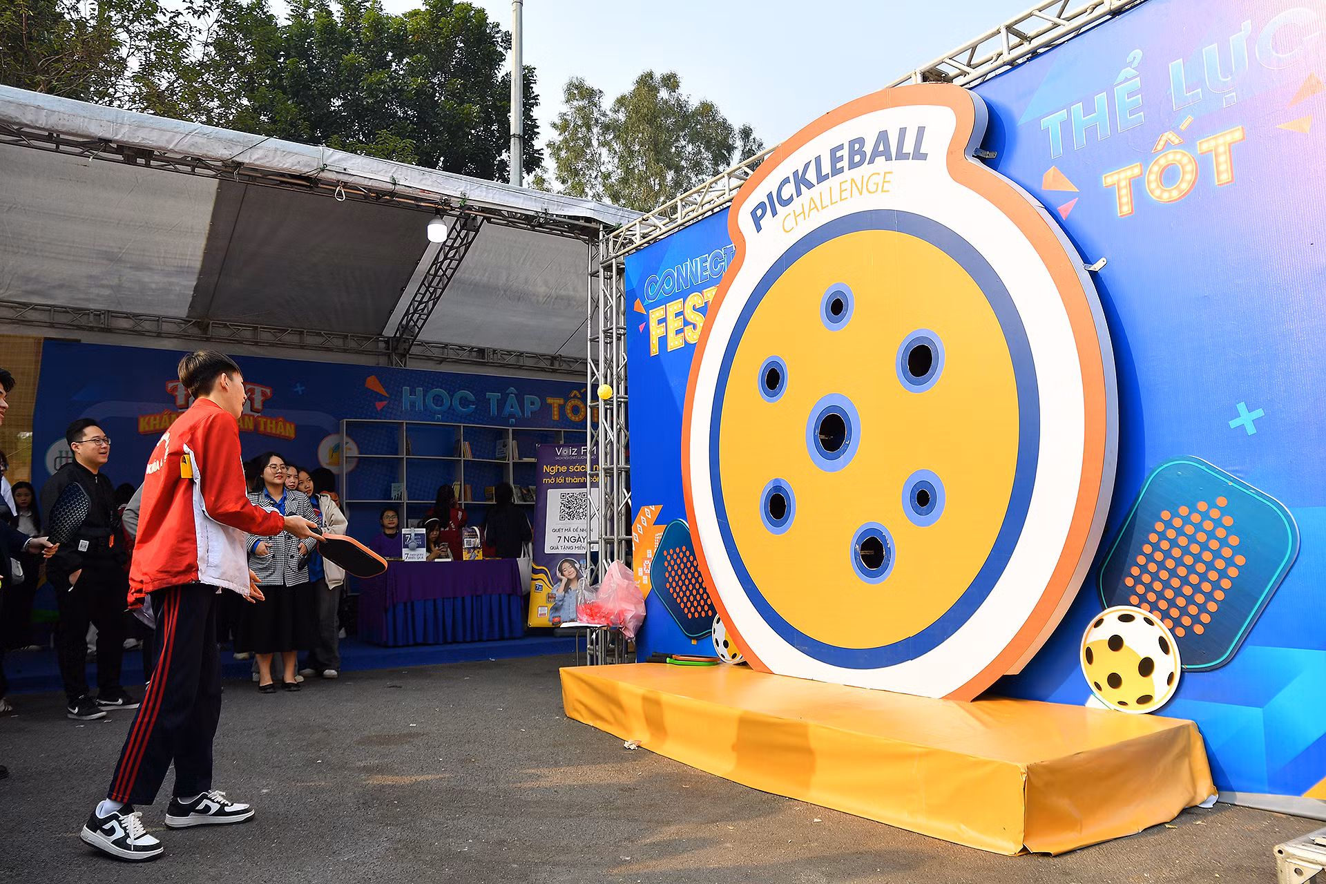 Đặc biệt, môn thể thao pickleball cũng được đưa vào Ngày hội, qua đây tạo sự hào hứng, sôi nổi cho các bạn trẻ đam mê thử sức trong lĩnh vực thể dục thể thao.