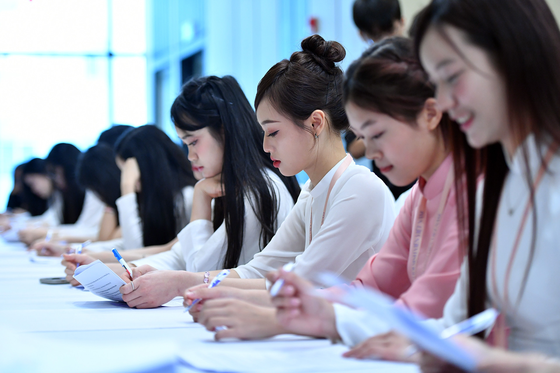 Hoàn thiện thông tin cá nhân trước giờ tranh tài.