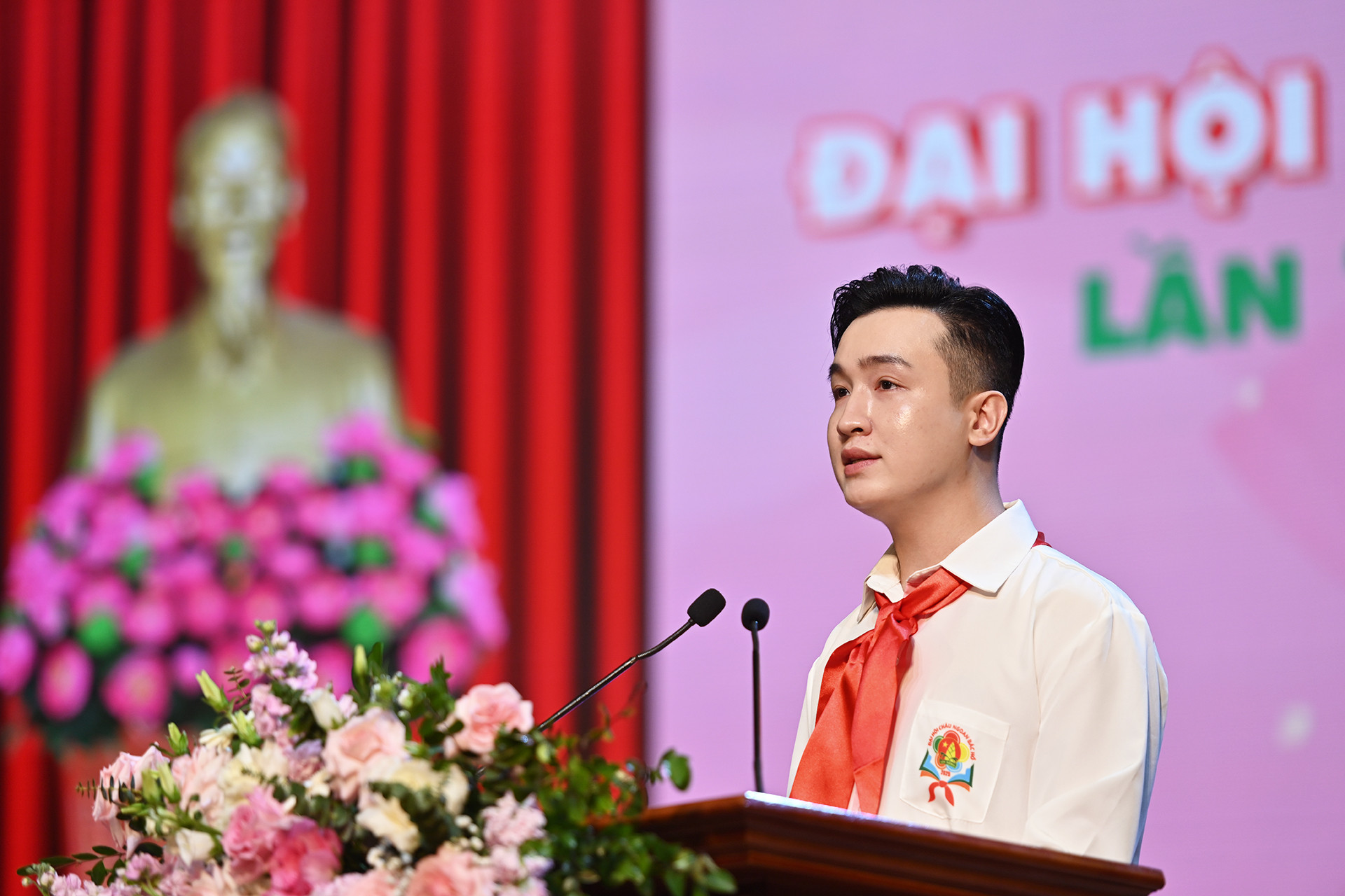 Phó Bí thư Thành đoàn, Chủ tịch Hội đồng Đội Thành phố Hà Nội Đào Đức Việt đọc diễn văn khai mạc Đại hội. Phó Bí thư Thành đoàn, Chủ tịch Hội đồng Đội Thành phố Hà Nội Đào Đức Việt đọc diễn văn khai mạc Đại hội.